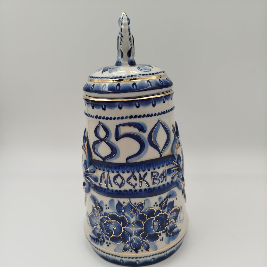Кружка пивная "850 лет Москве" с навершием в виде двухголового орла и цветочным декором, Гжель, фарфор, роспись, Гжельский фарфоровый завод, Россия, 1990-2000 гг.