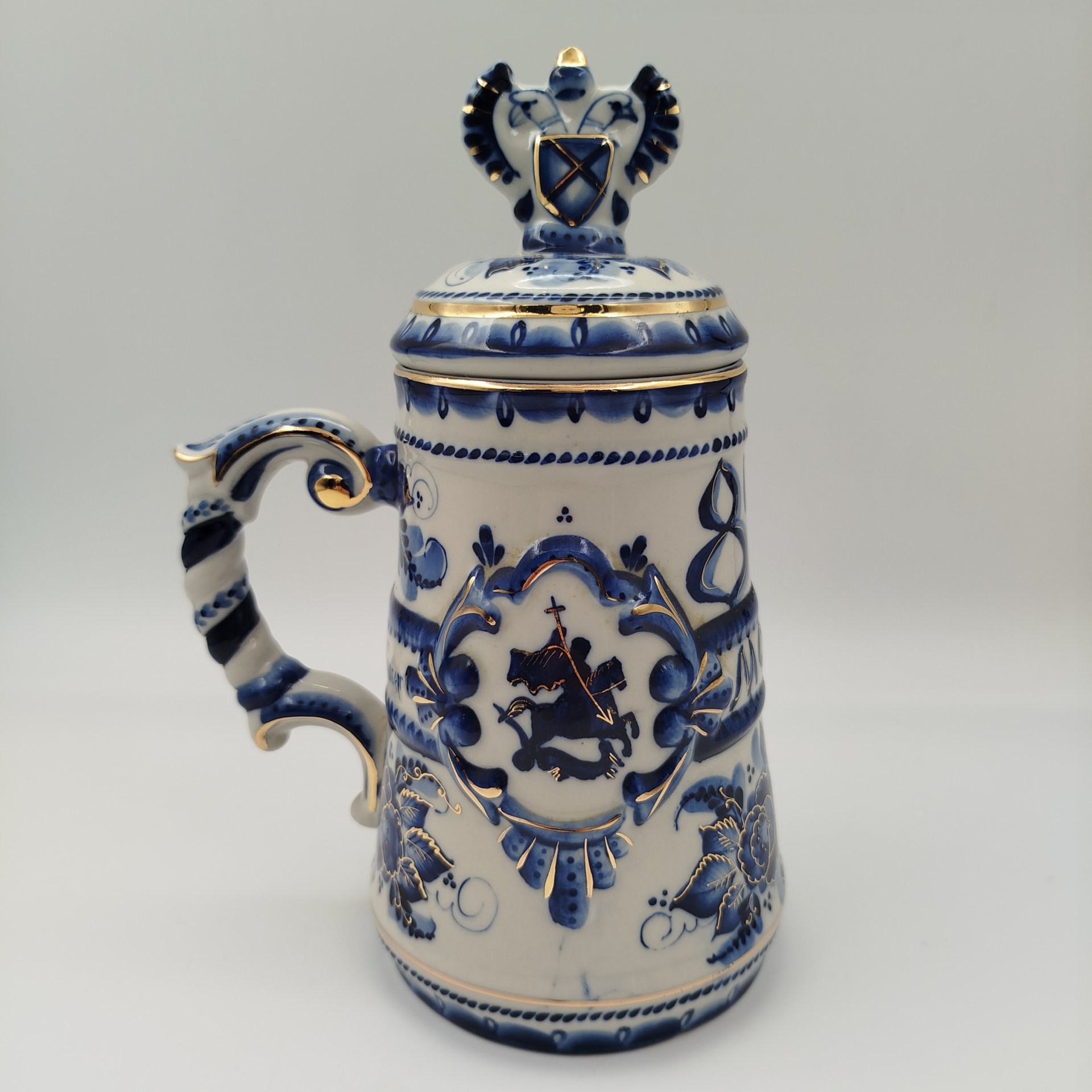 Кружка пивная "850 лет Москве" с навершием в виде двухголового орла и цветочным декором, Гжель, фарфор, роспись, Гжельский фарфоровый завод, Россия, 1990-2000 гг.