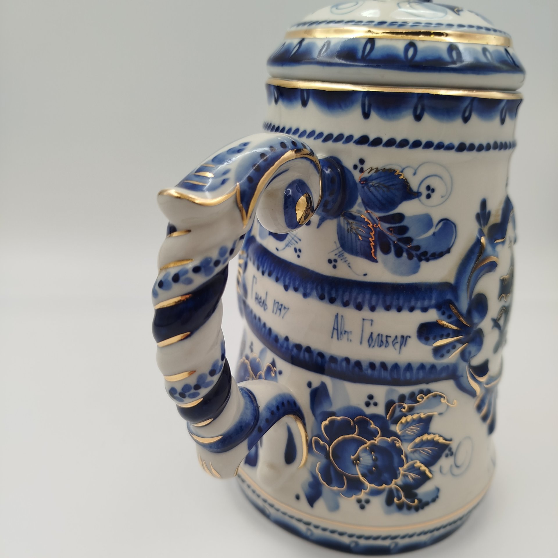 Кружка пивная "850 лет Москве" с навершием в виде двухголового орла и цветочным декором, Гжель, фарфор, роспись, Гжельский фарфоровый завод, Россия, 1990-2000 гг.