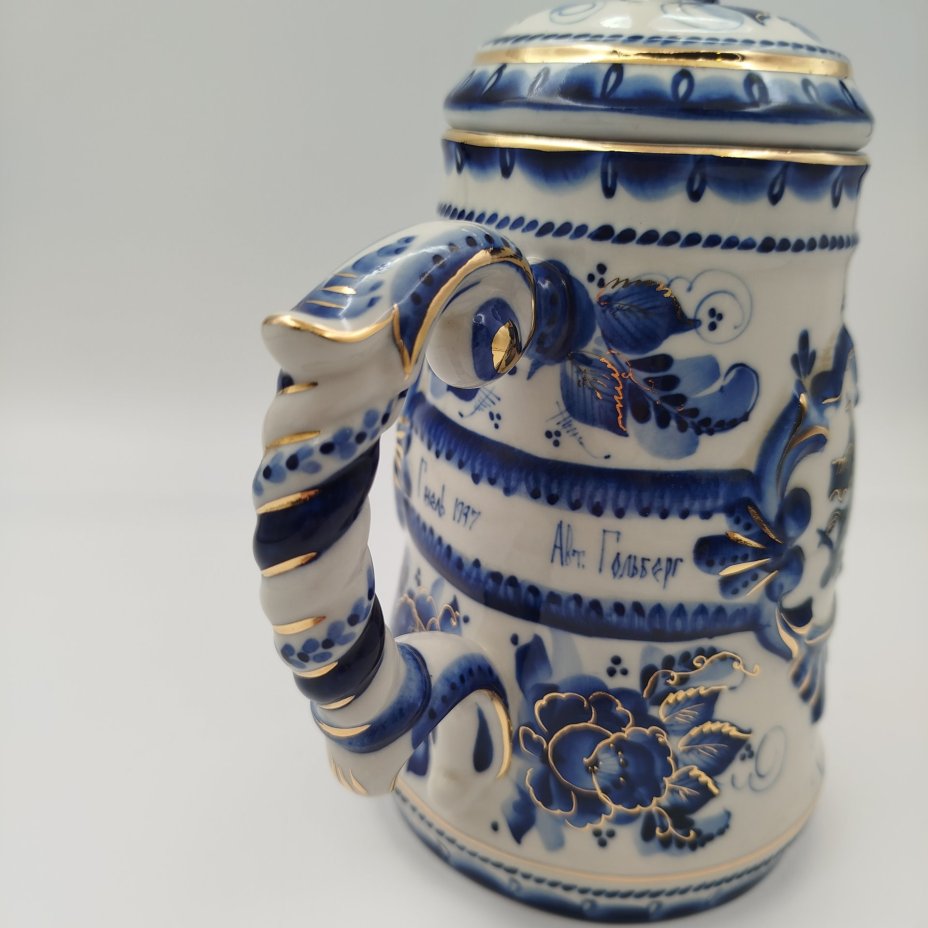 Кружка пивная "850 лет Москве" с навершием в виде двухголового орла и цветочным декором, Гжель, фарфор, роспись, Гжельский фарфоровый завод, Россия, 1990-2000 гг.