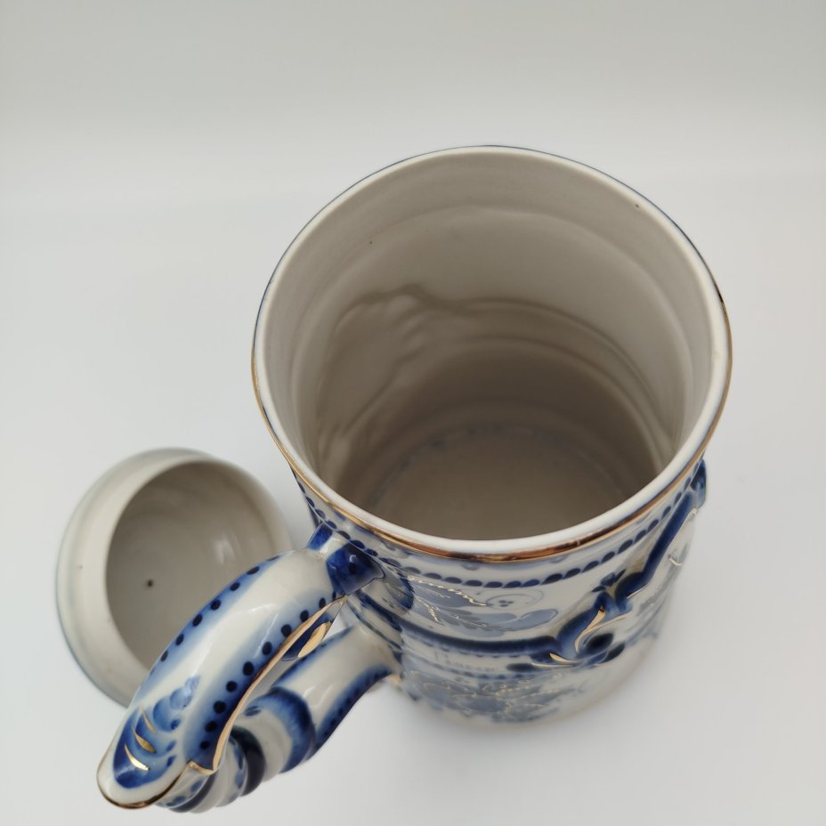 Кружка пивная "850 лет Москве" с навершием в виде двухголового орла и цветочным декором, Гжель, фарфор, роспись, Гжельский фарфоровый завод, Россия, 1990-2000 гг.