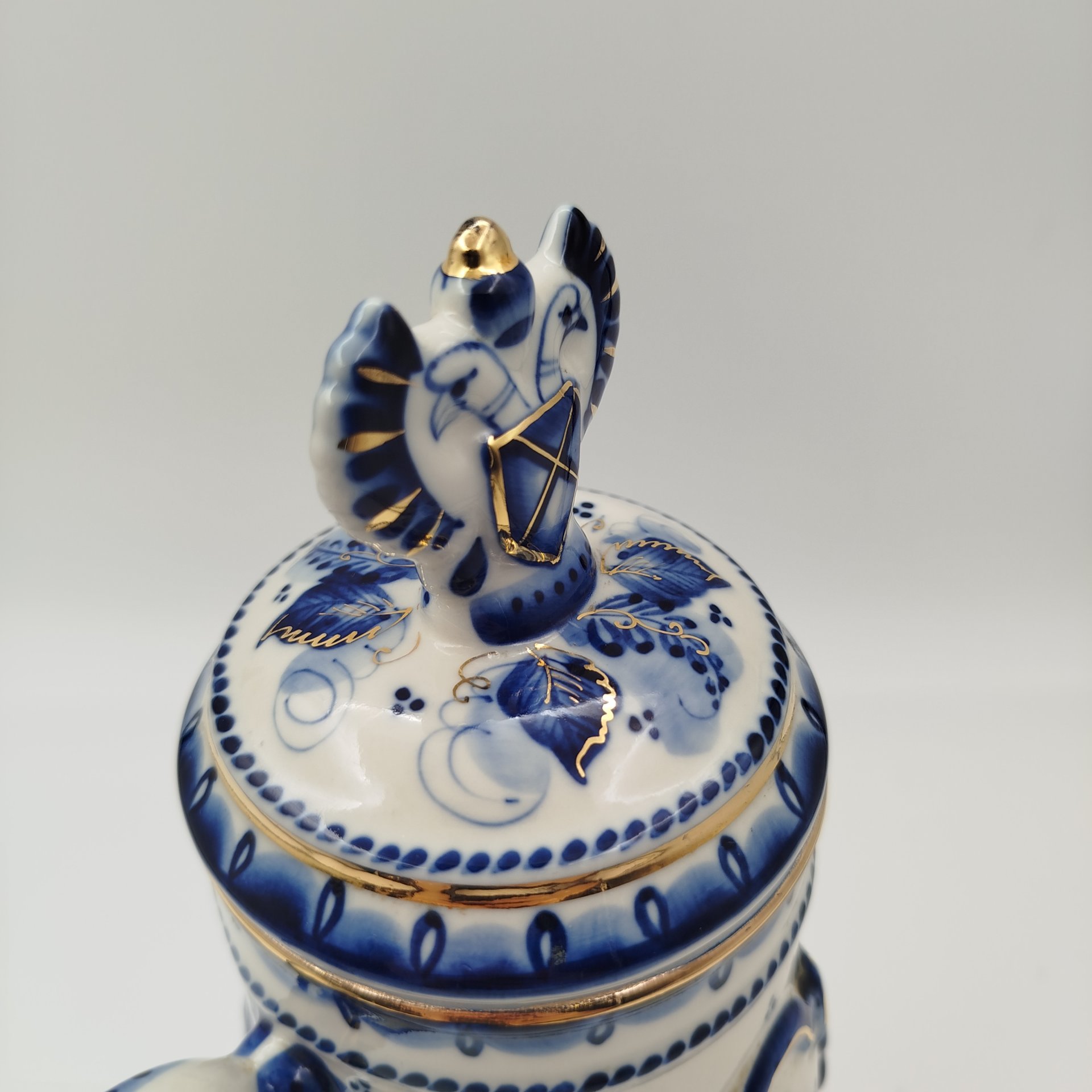 Кружка пивная "850 лет Москве" с навершием в виде двухголового орла и цветочным декором, Гжель, фарфор, роспись, Гжельский фарфоровый завод, Россия, 1990-2000 гг.