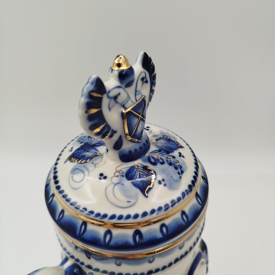 Кружка пивная "850 лет Москве" с навершием в виде двухголового орла и цветочным декором, Гжель, фарфор, роспись, Гжельский фарфоровый завод, Россия, 1990-2000 гг.