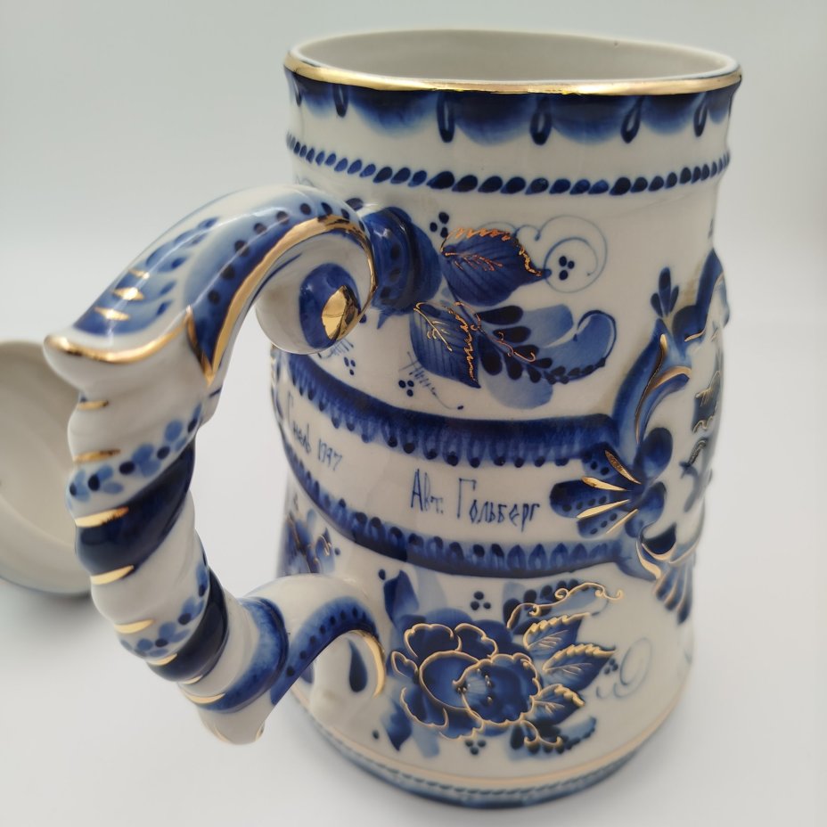 Кружка пивная "850 лет Москве" с навершием в виде двухголового орла и цветочным декором, Гжель, фарфор, роспись, Гжельский фарфоровый завод, Россия, 1990-2000 гг.