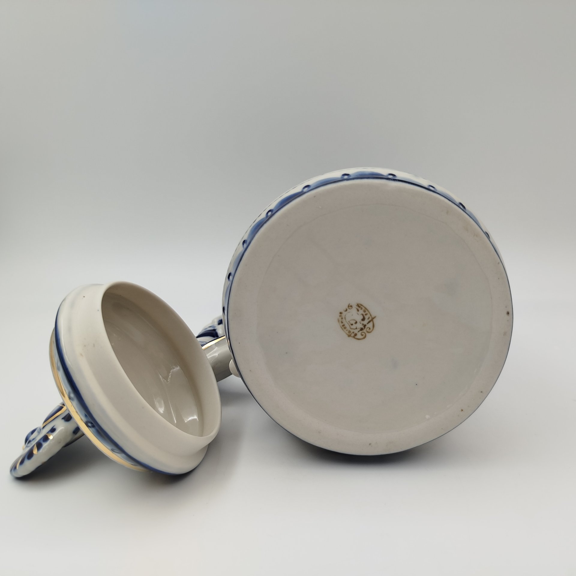 Кружка пивная "850 лет Москве" с навершием в виде двухголового орла и цветочным декором, Гжель, фарфор, роспись, Гжельский фарфоровый завод, Россия, 1990-2000 гг.