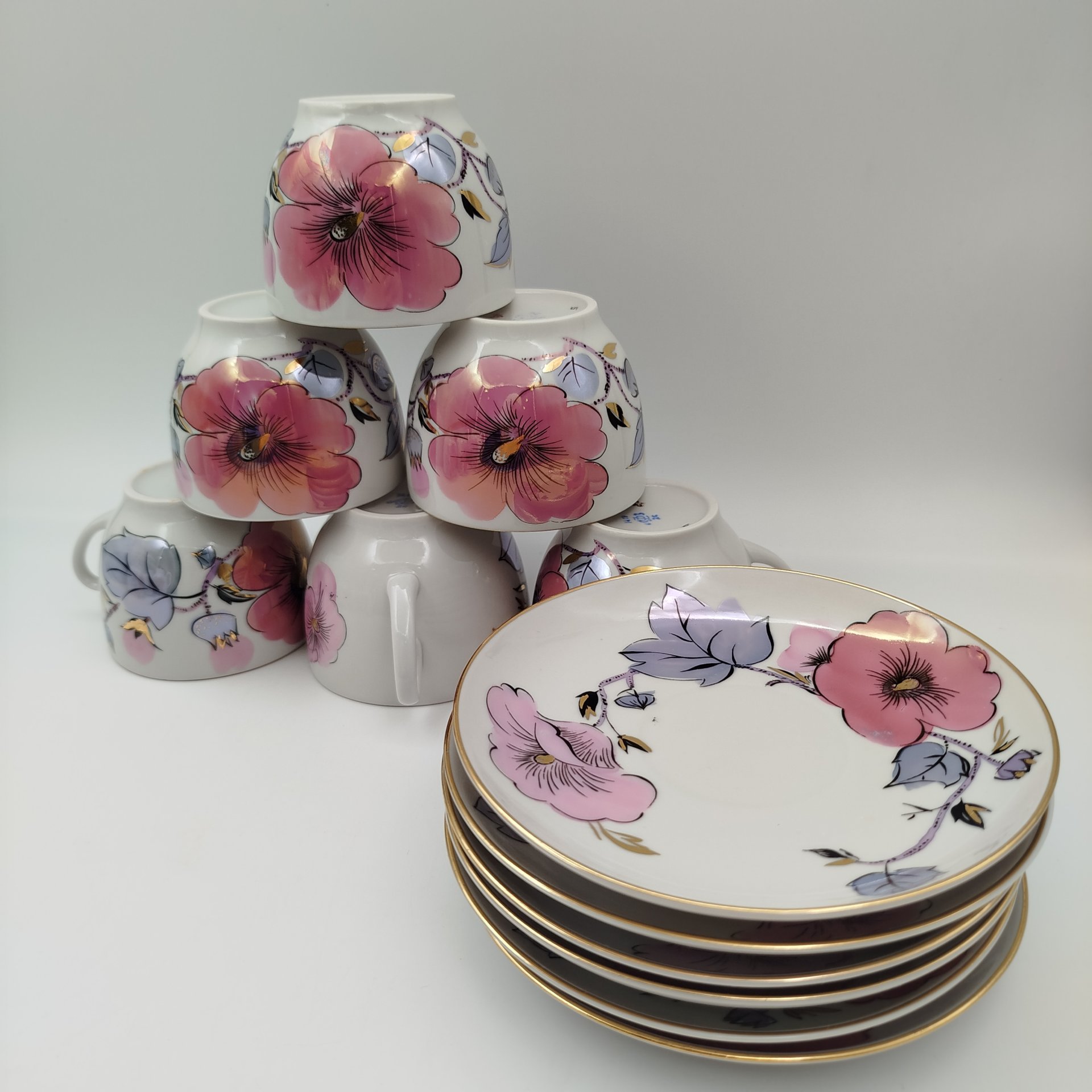 Сервиз чайный "Розовая ветка" на 6 персон (15 предметов), автор формы Семенов В. Л., автор росписи Блак Л. К., фарфор, роспись, золочение, Ленинградский фарфоровый завод (ЛФЗ), СССР, 1970-1991 гг.