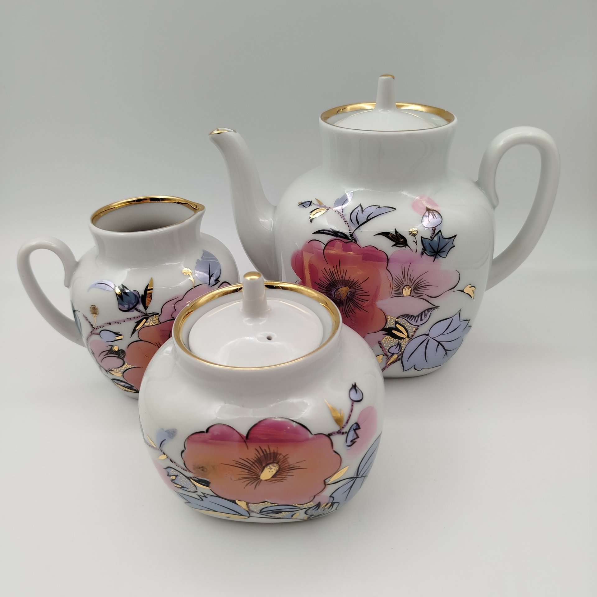 Сервиз чайный "Розовая ветка" на 6 персон (15 предметов), автор формы Семенов В. Л., автор росписи Блак Л. К., фарфор, роспись, золочение, Ленинградский фарфоровый завод (ЛФЗ), СССР, 1970-1991 гг.