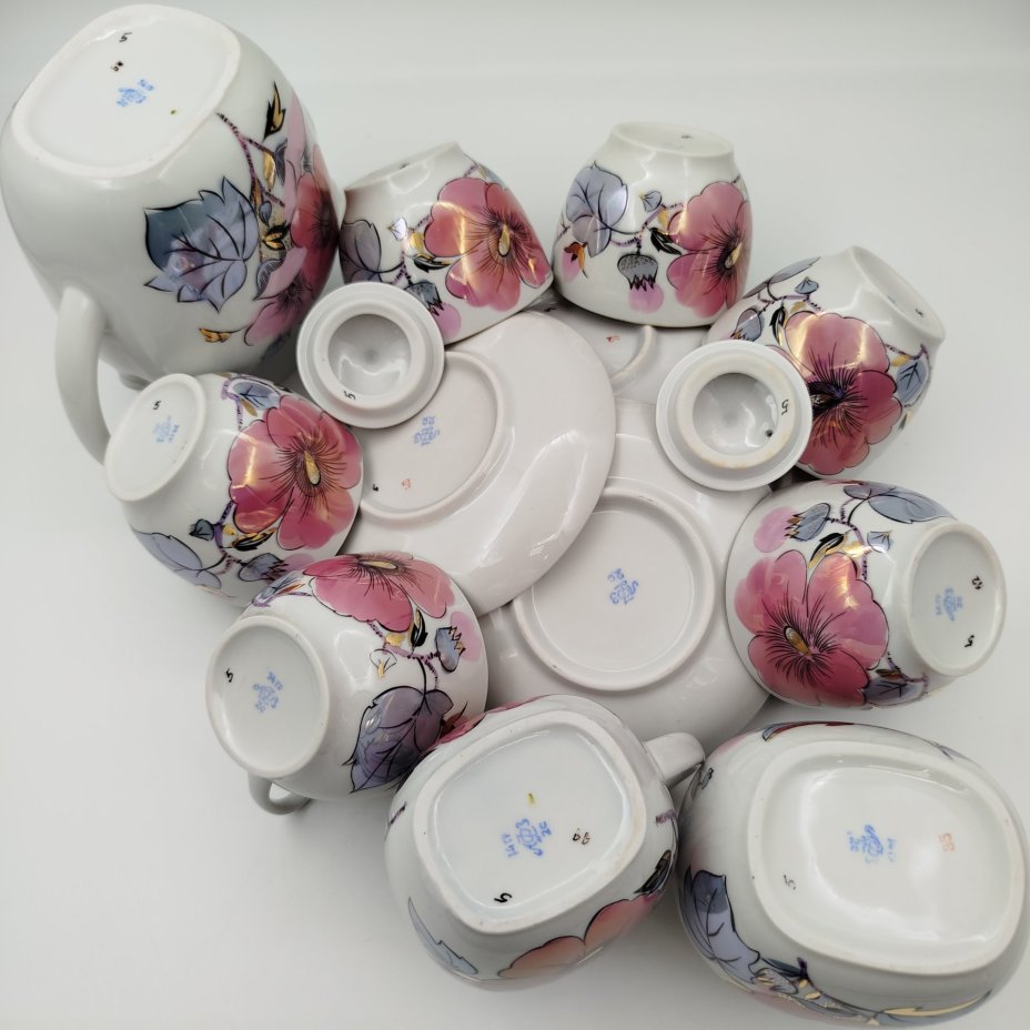 Сервиз чайный "Розовая ветка" на 6 персон (15 предметов), автор формы Семенов В. Л., автор росписи Блак Л. К., фарфор, роспись, золочение, Ленинградский фарфоровый завод (ЛФЗ), СССР, 1970-1991 гг.