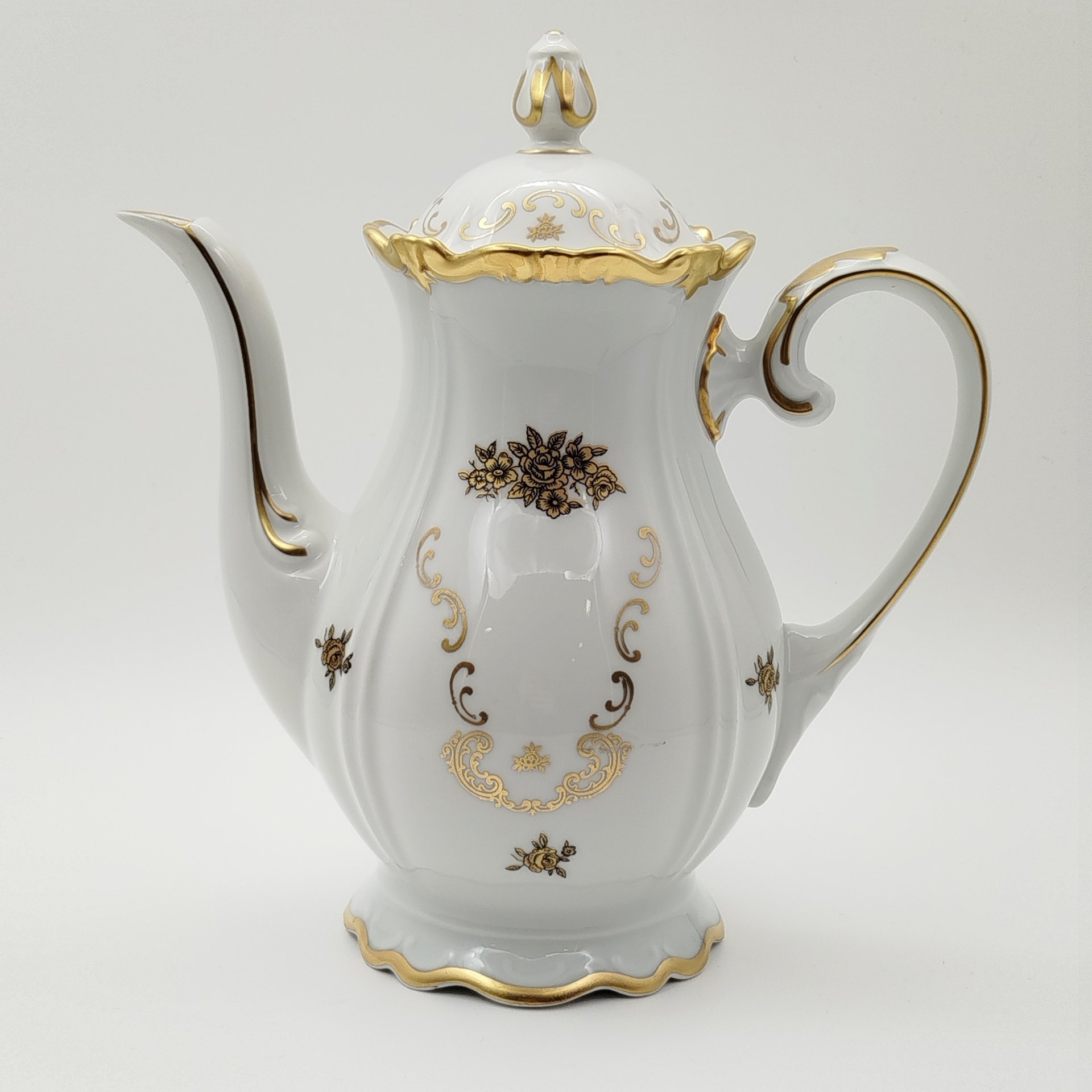 Кофейник с растительным узором золотого цвета, фарфор, деколь, золочение, Reichenbach (Райхенбах), ГДР, 1968-1990 гг.
