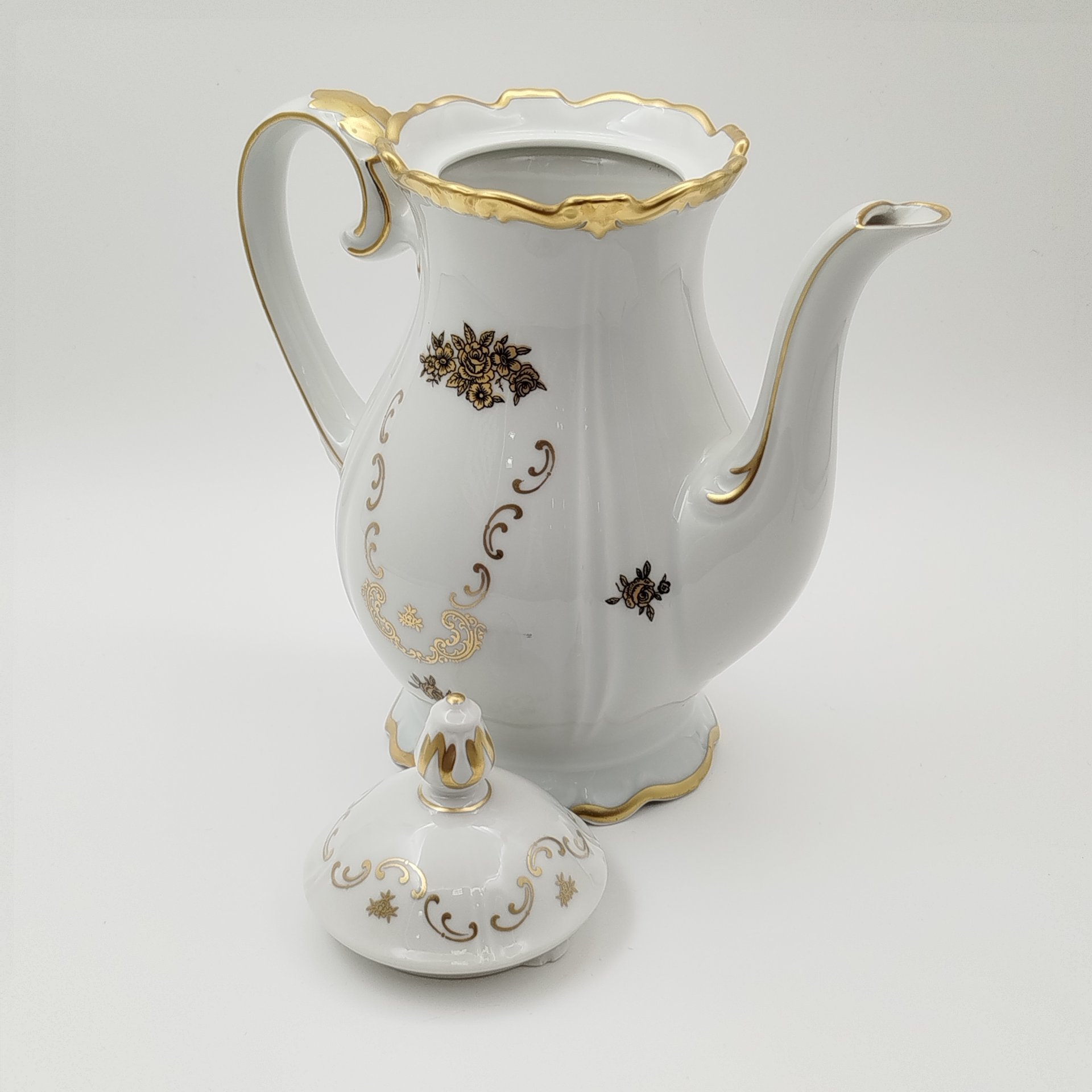 Кофейник с растительным узором золотого цвета, фарфор, деколь, золочение, Reichenbach (Райхенбах), ГДР, 1968-1990 гг.