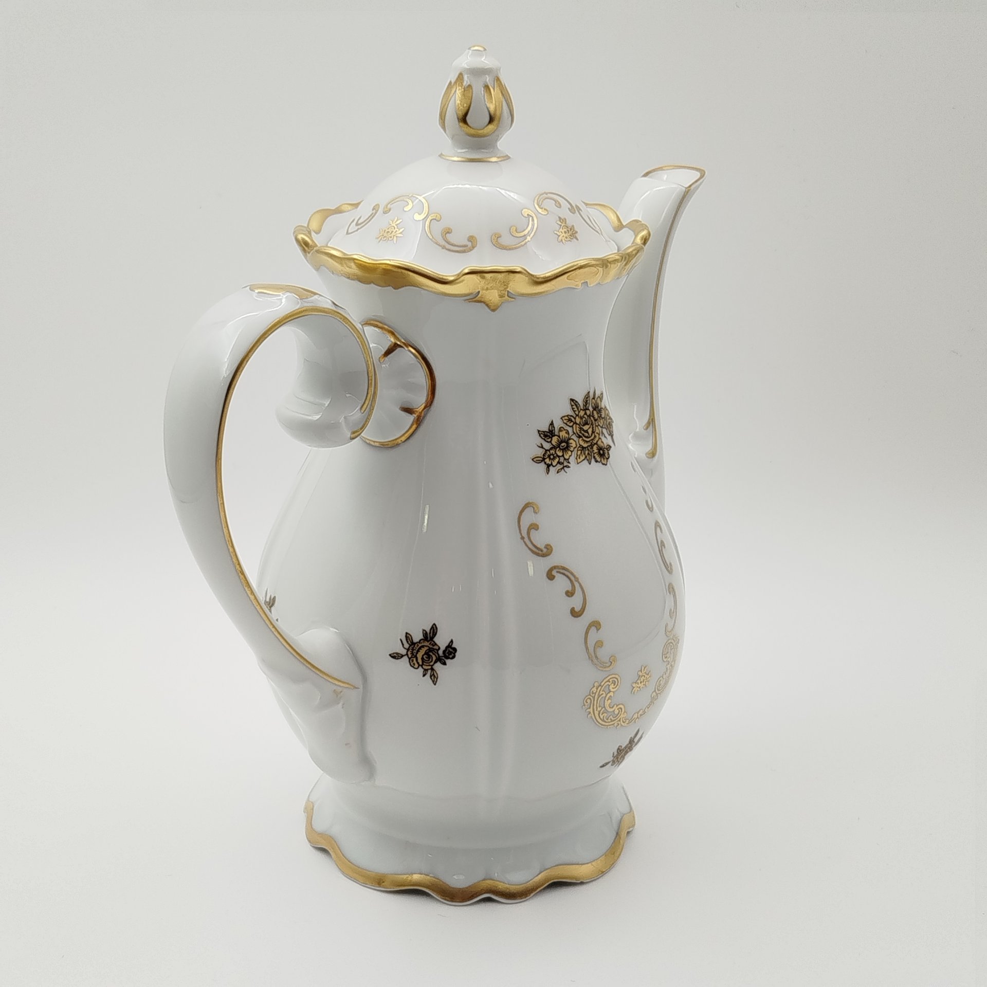 Кофейник с растительным узором золотого цвета, фарфор, деколь, золочение, Reichenbach (Райхенбах), ГДР, 1968-1990 гг.