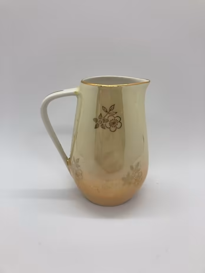 Миниатюрный молочник c цветочным декором