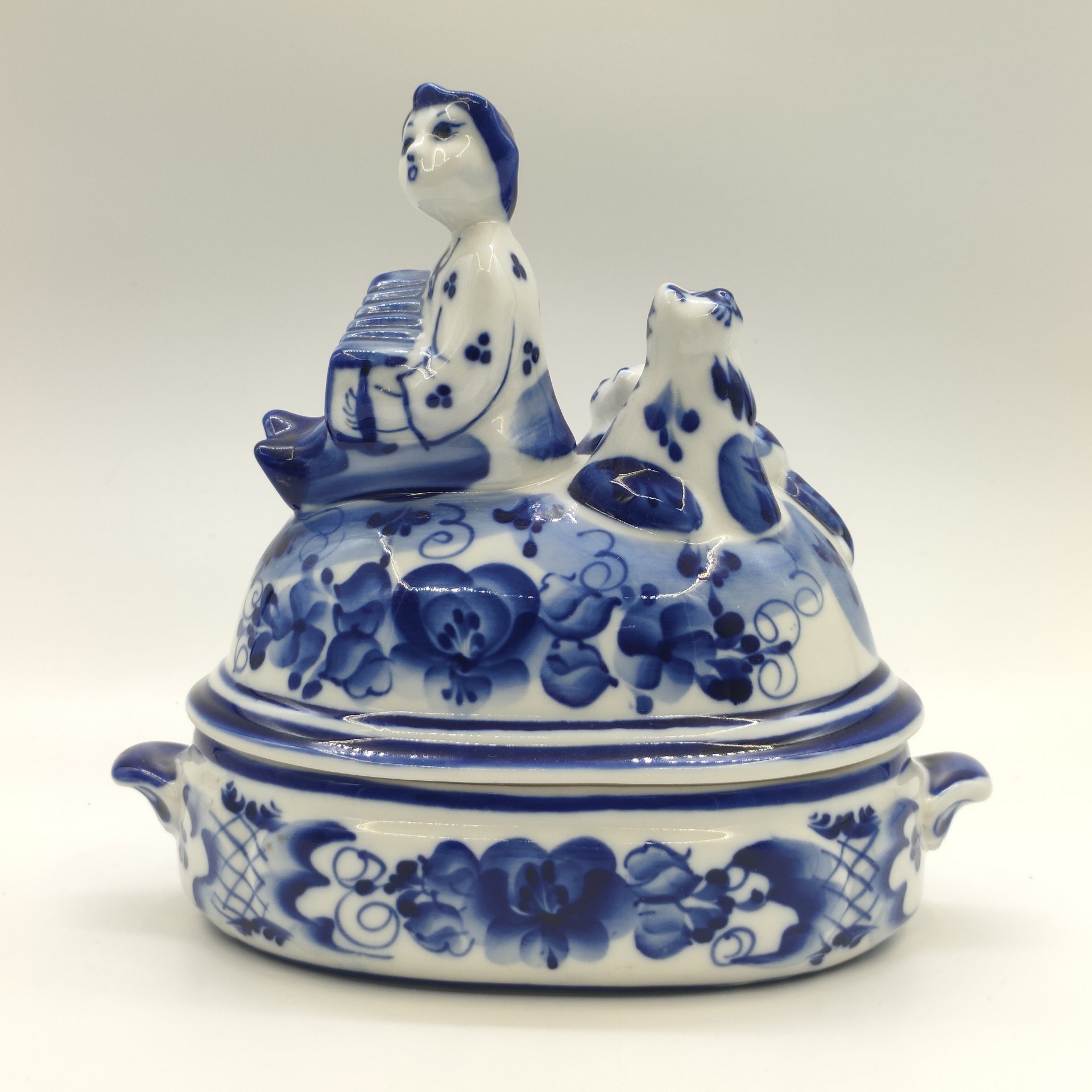 Шкатулка "Кошки и гармонист", Гжель, фарфор, роспись, Россия, 1990-2010 гг.