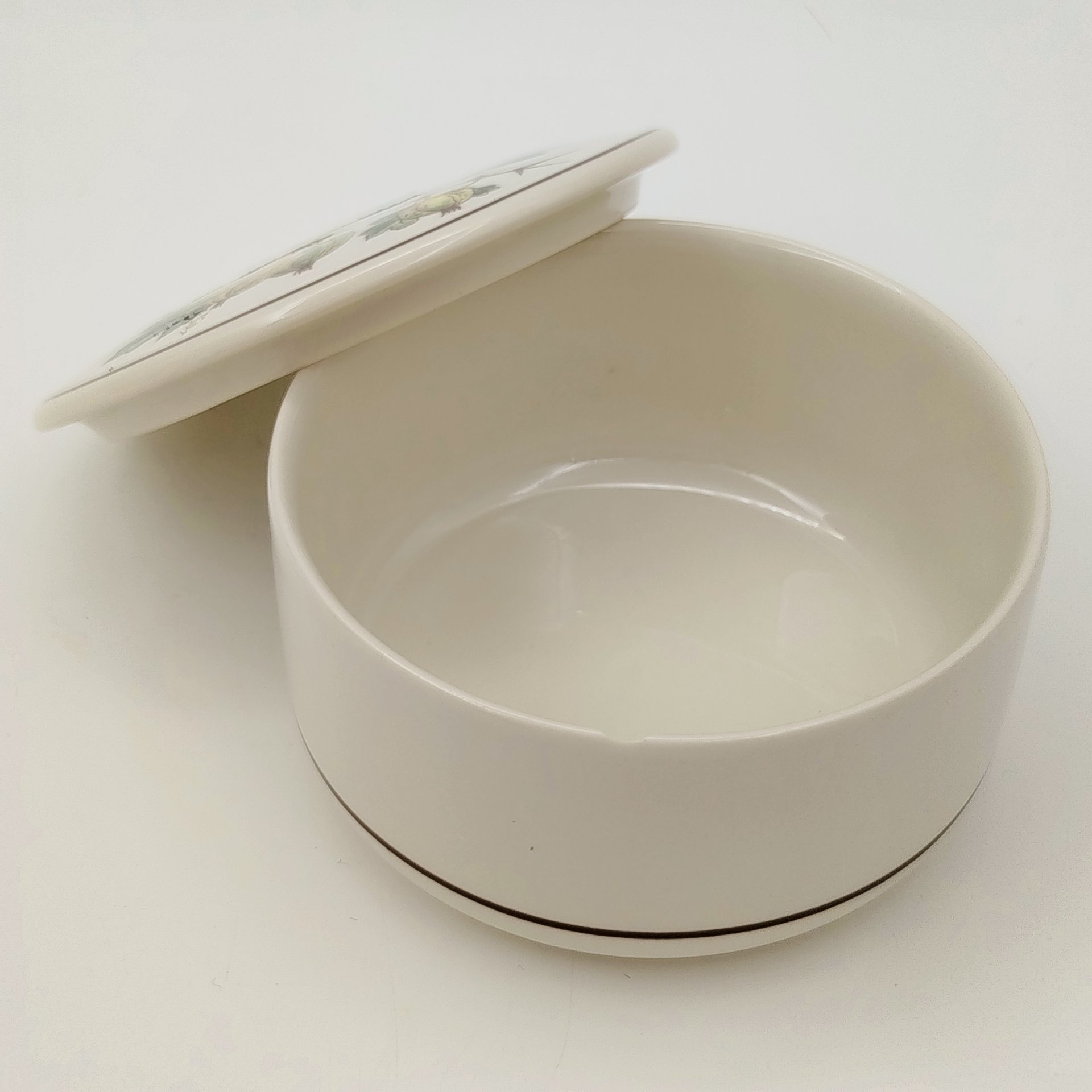 Шкатулка с изображением крыжовника (Ribes grossularia) из серии "Botanica", фарфор, деколь, Villeroy & Boch, Люксембург, 1980-2000 гг.