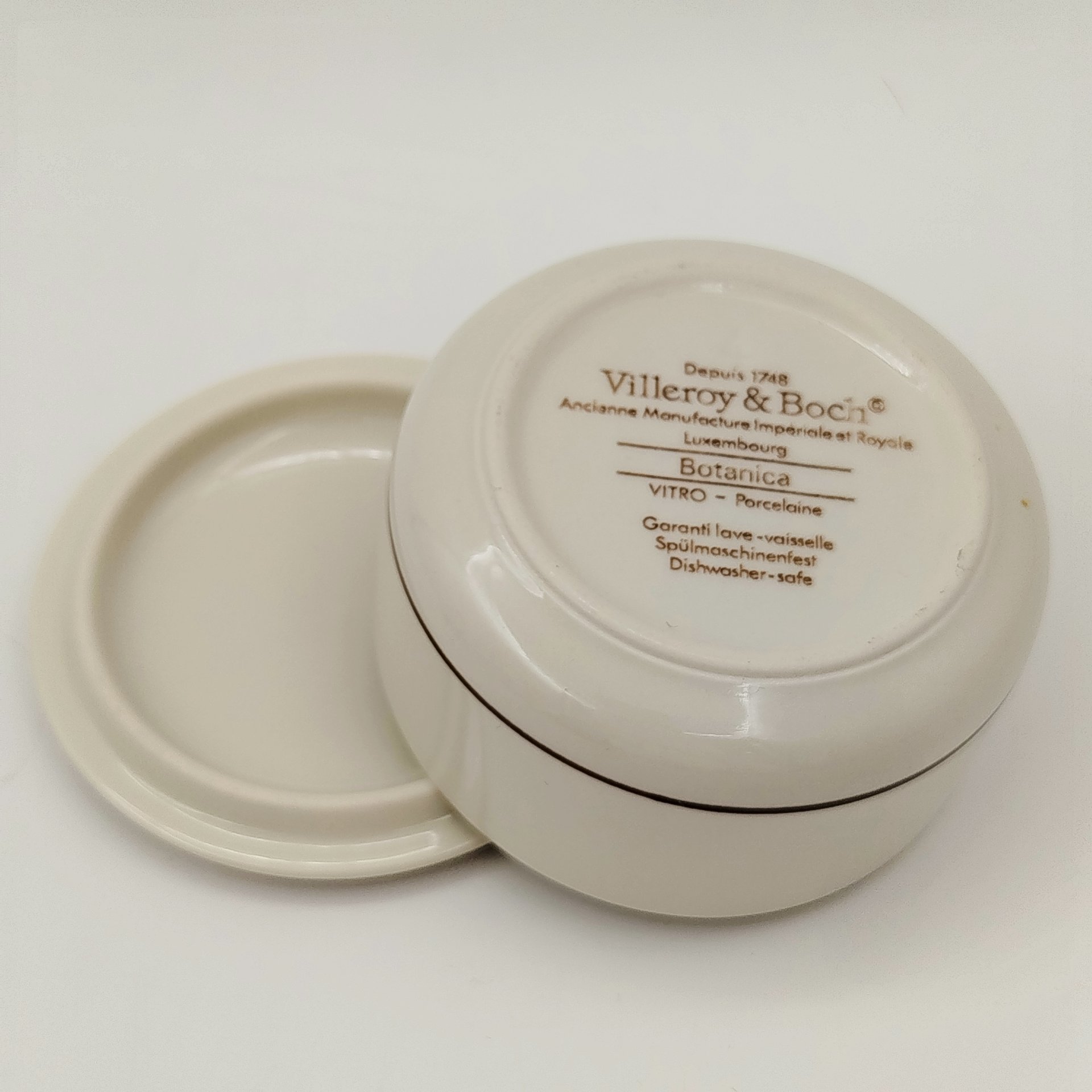 Шкатулка с изображением крыжовника (Ribes grossularia) из серии "Botanica", фарфор, деколь, Villeroy & Boch, Люксембург, 1980-2000 гг.