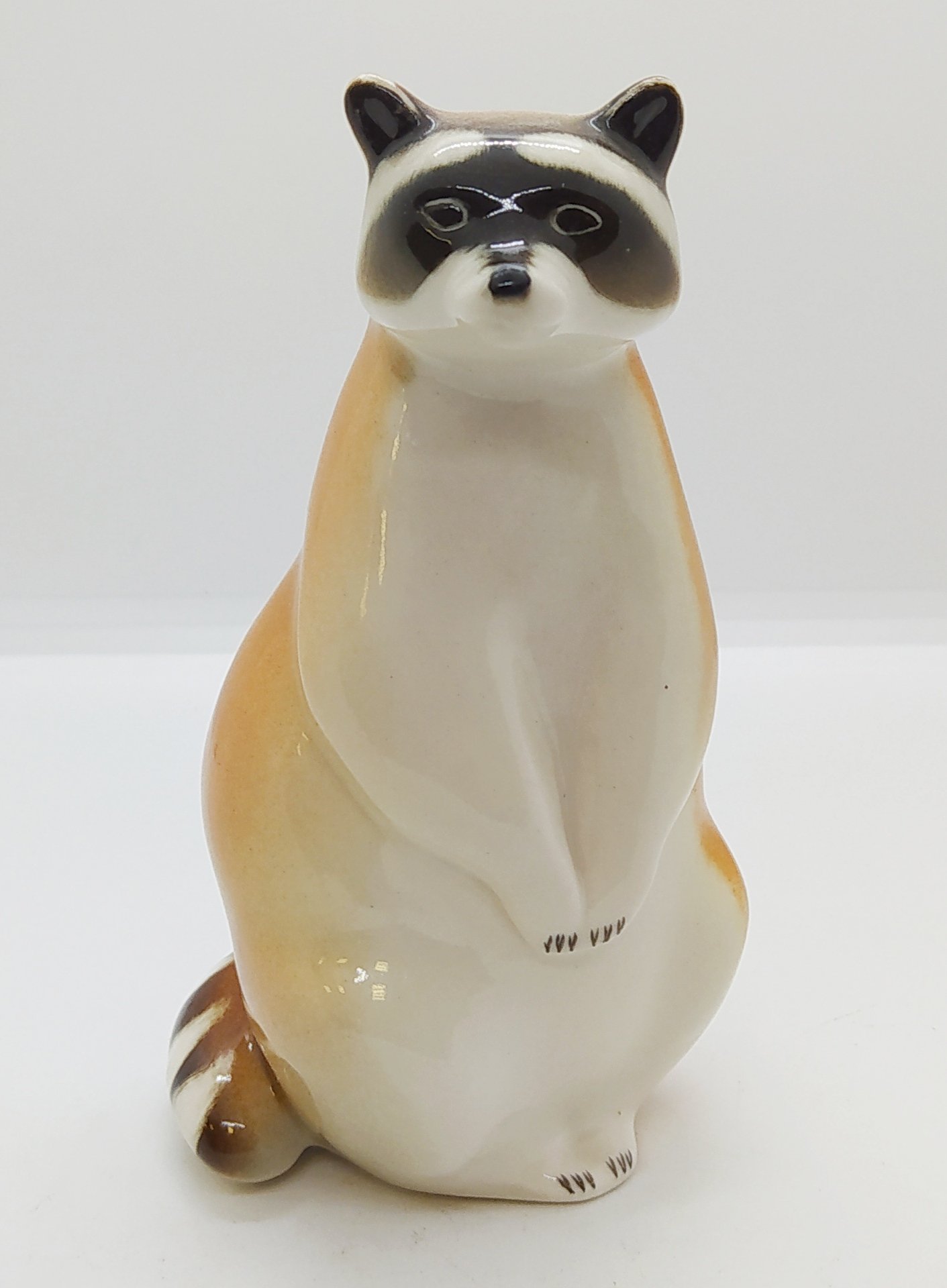 Статуэтка "Енот, стоящий на задних лапах", скульптор П.П. Веселов, Императорский фарфоровый завод (ИФЗ)