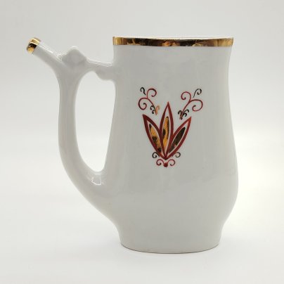 Поильник, декорированный растительным узором