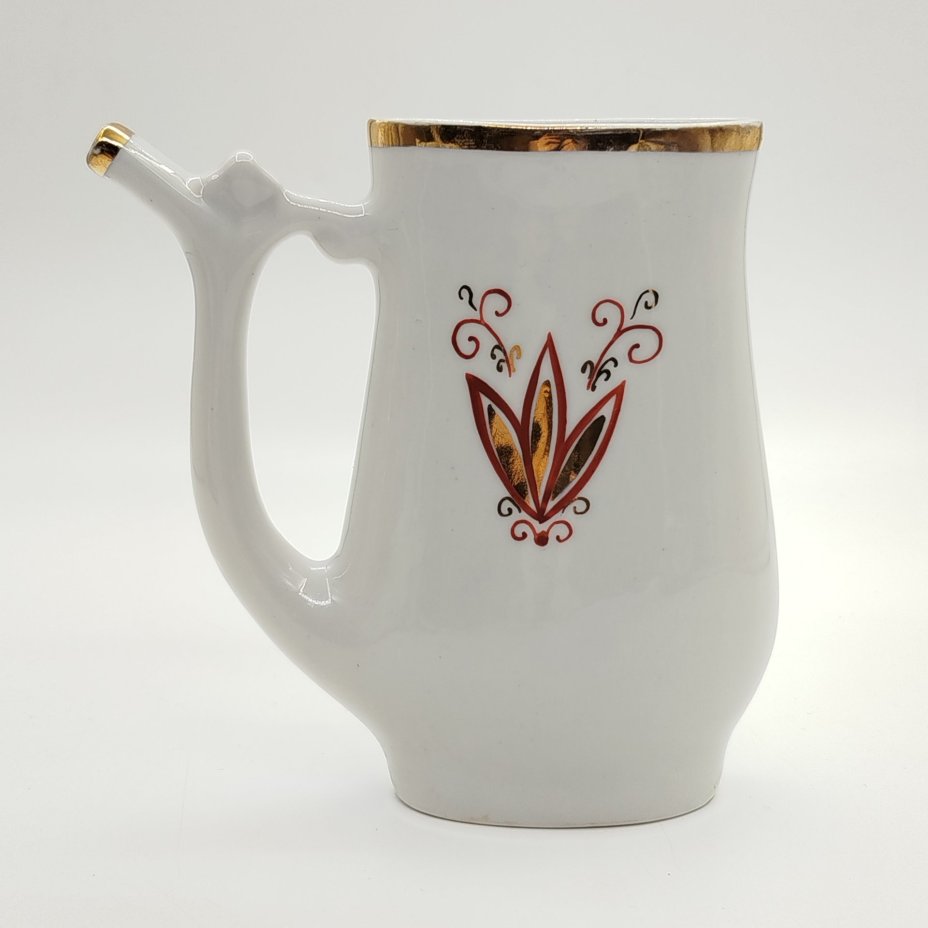 Поильник, декорированный растительным узором