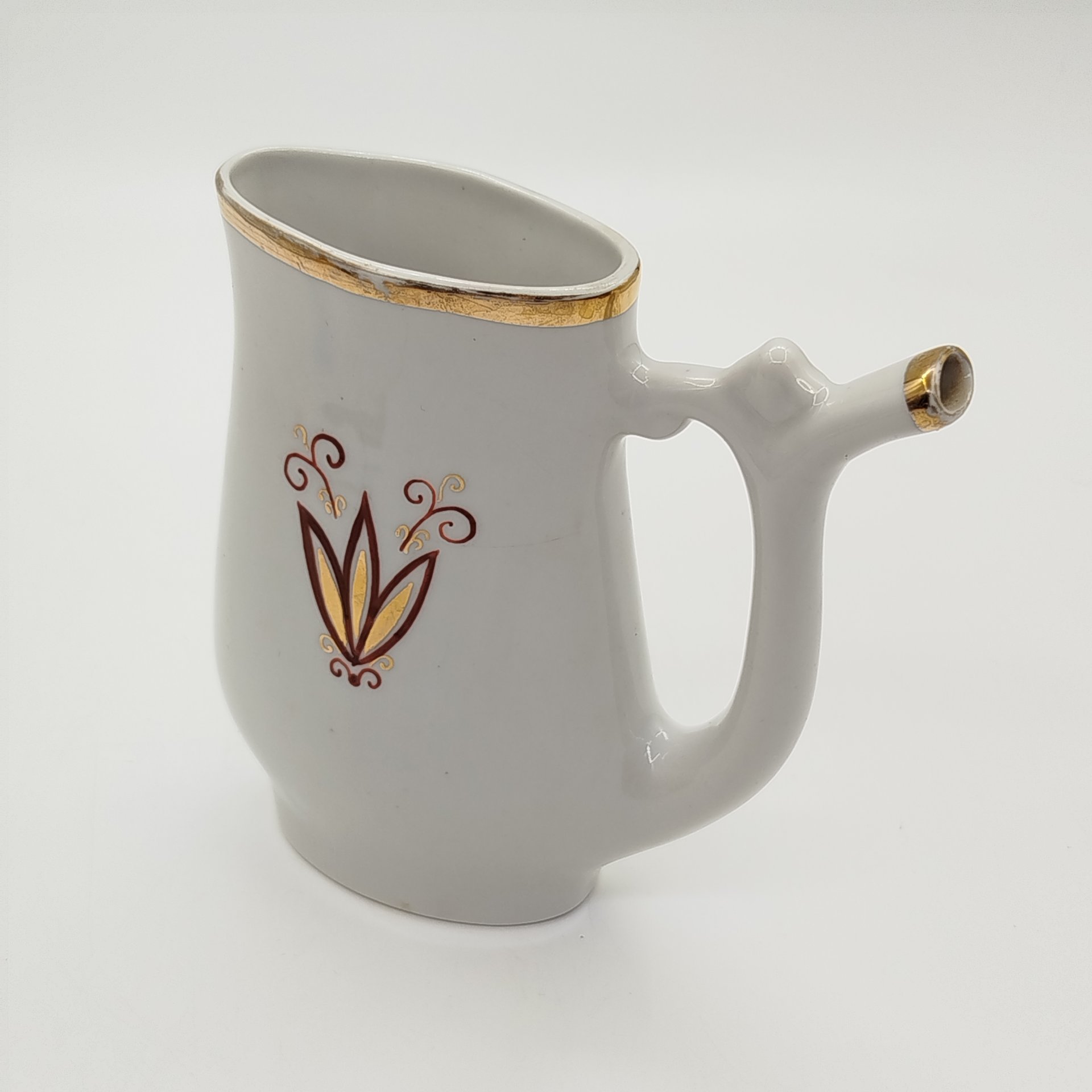 Поильник, декорированный растительным узором