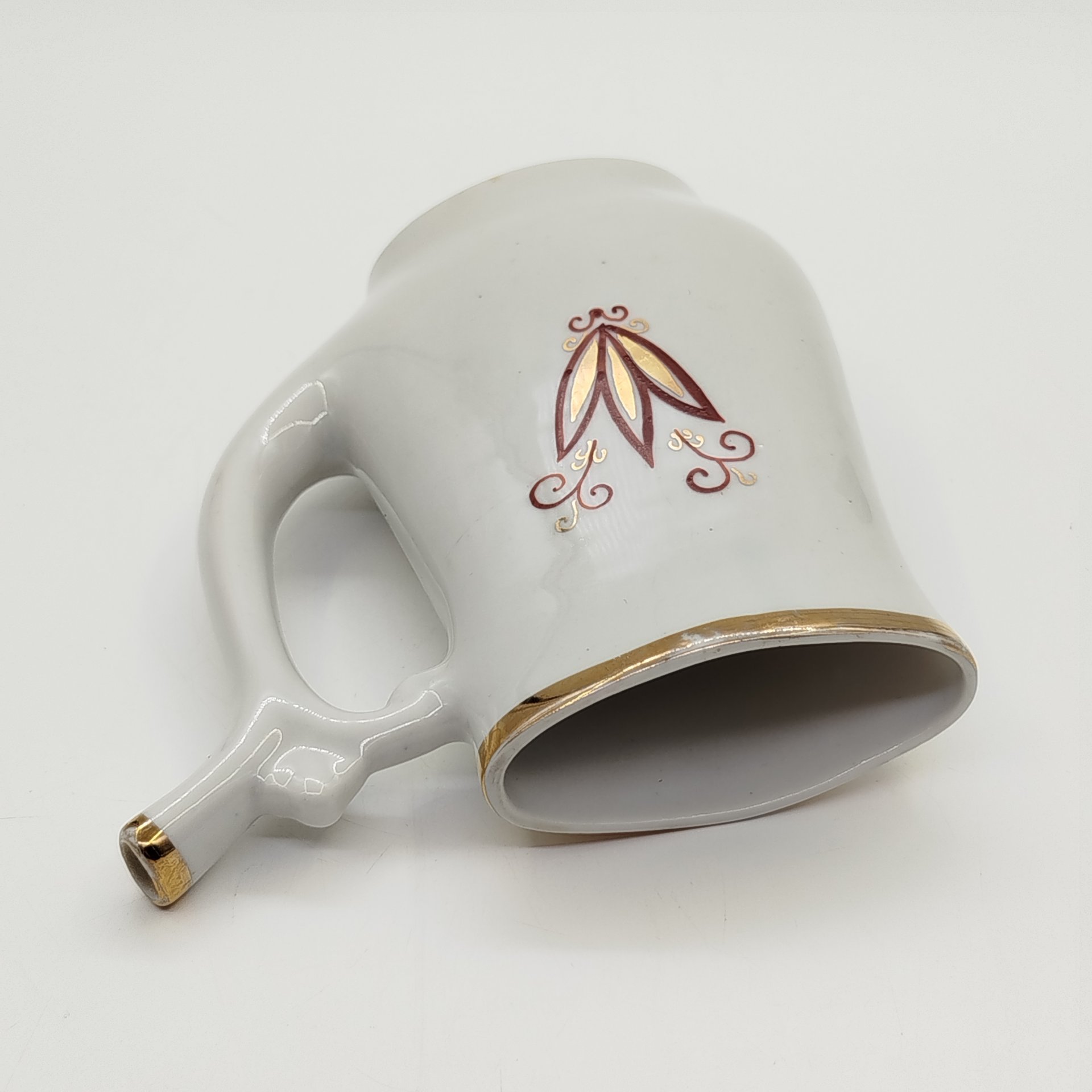 Поильник, декорированный растительным узором