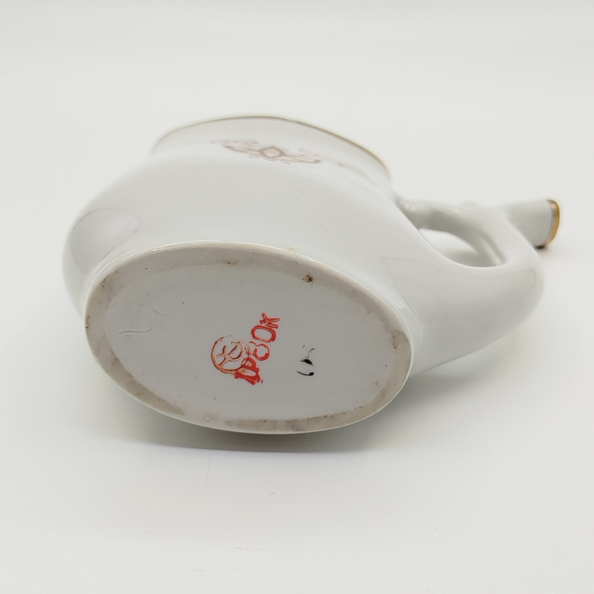 Поильник, декорированный растительным узором