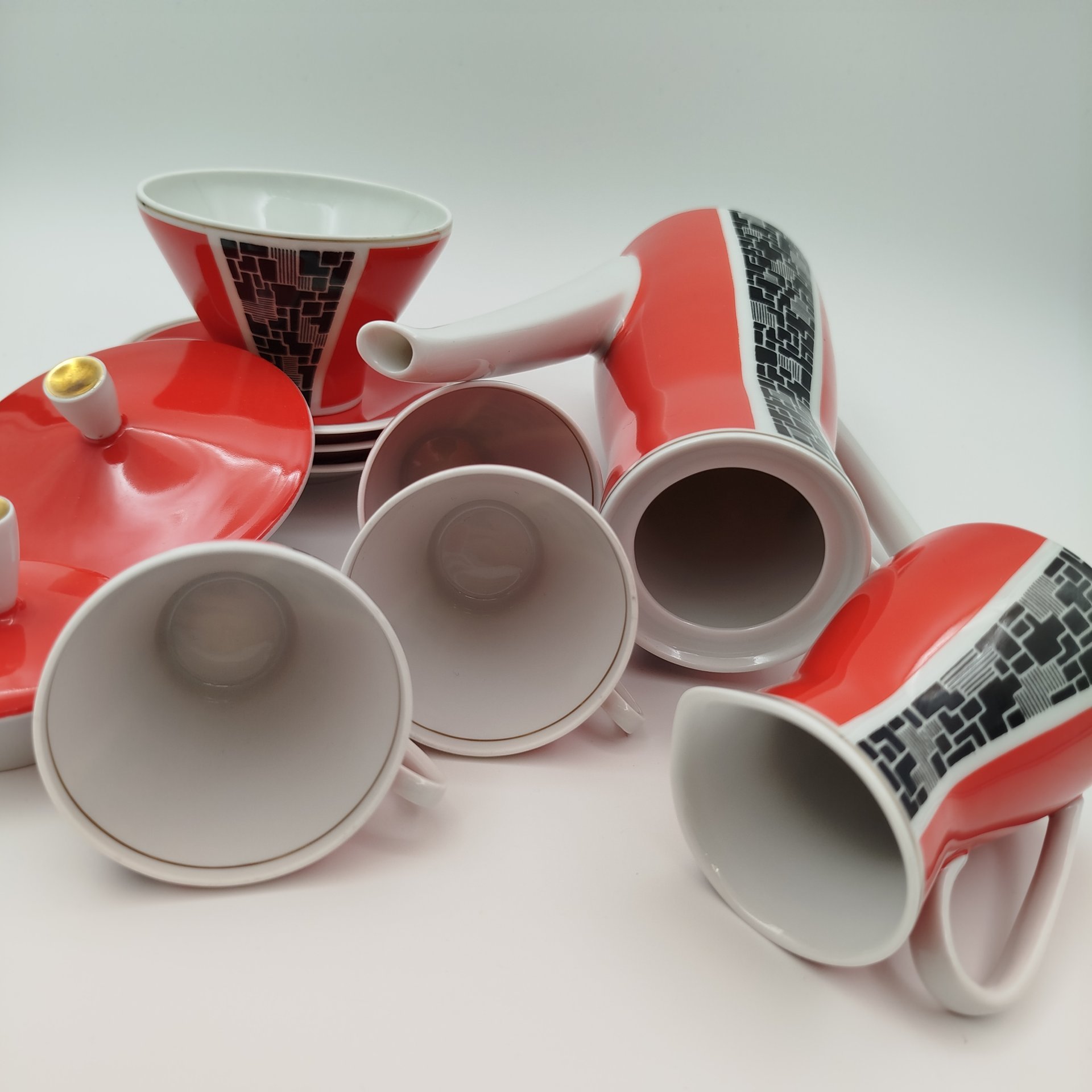 Сервиз кофейный с черно-белым геометрическим декором на красном фоне на 3 персоны (9 предметов), фарфор, деколь, золочение, Freiberger Porzellan, ГДР, 1960-1980 гг., Freiberger Porzellan