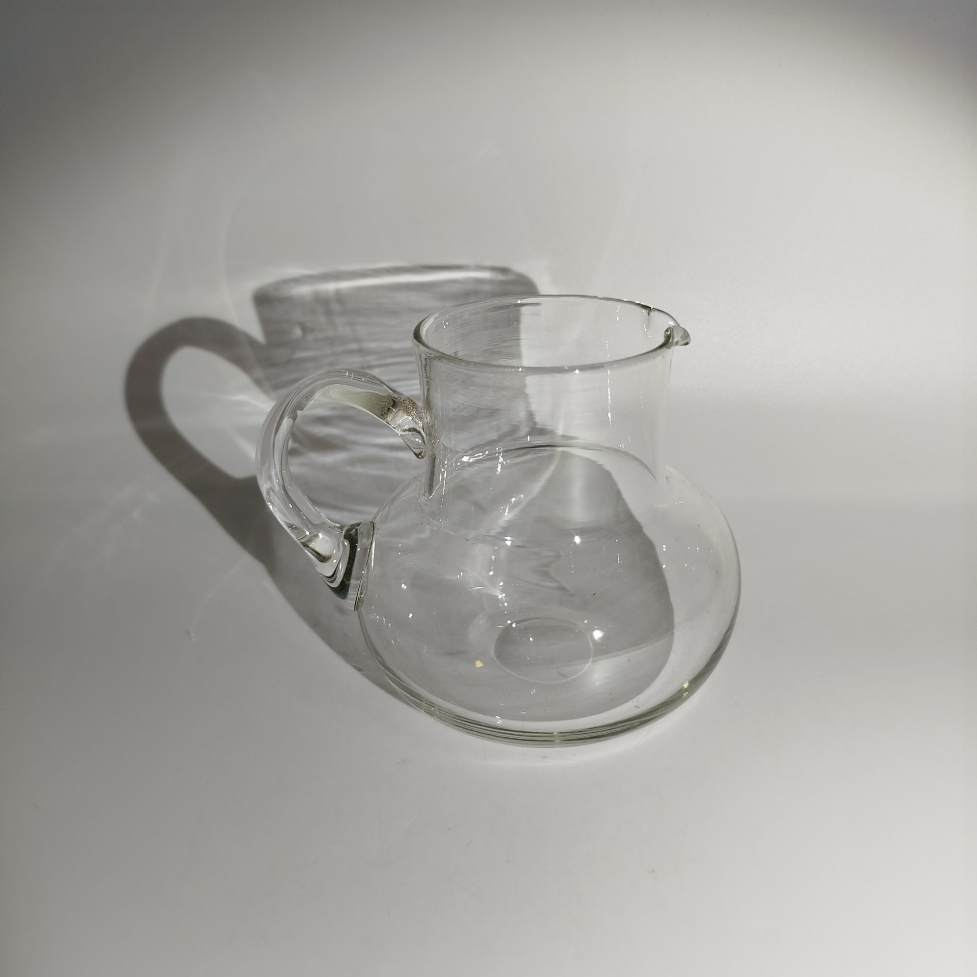 Молочник с широким туловом, стекло, Россия, 1900-1930 гг.