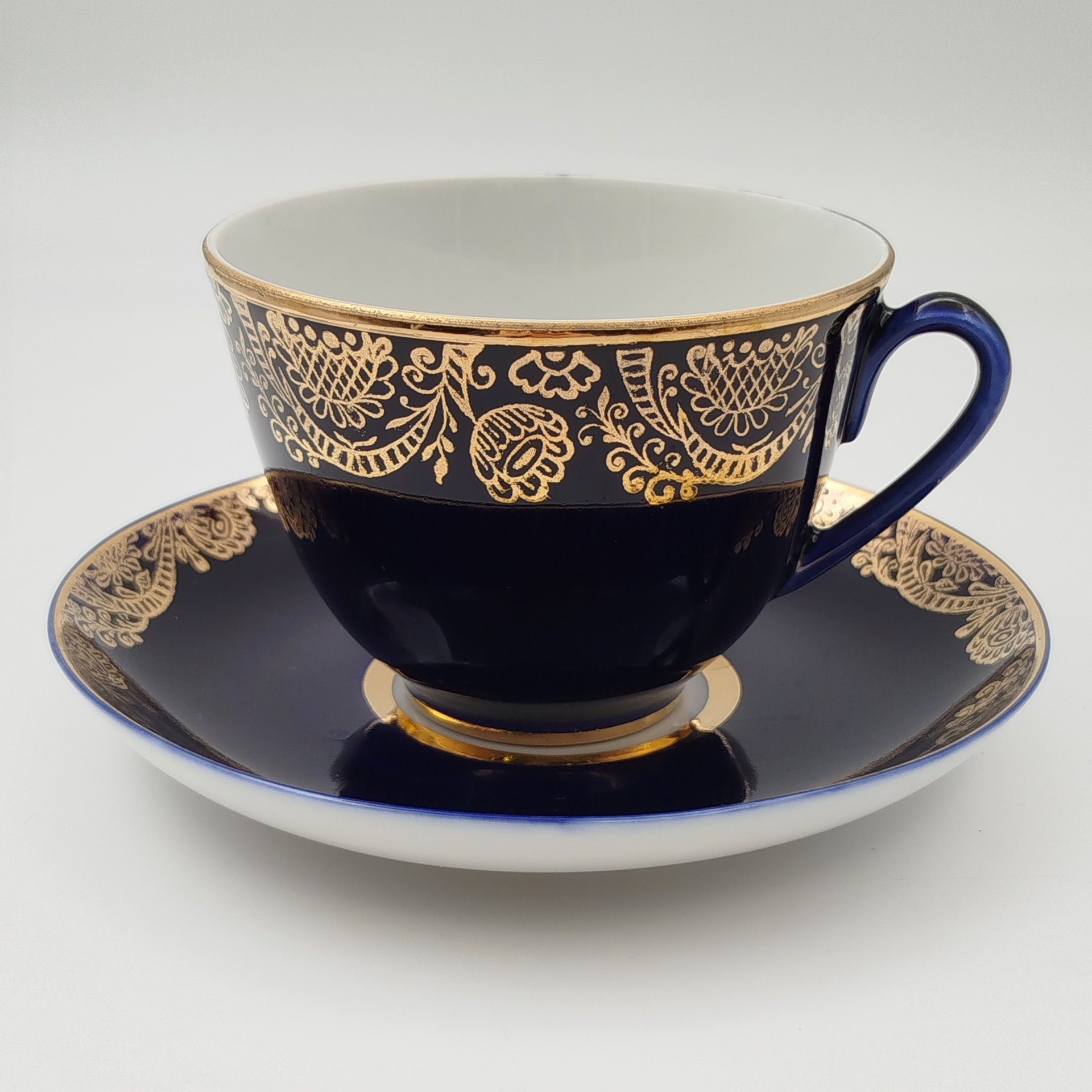 Чайная пара кобальтого оттенка, украшенная растительным декором, фарфор, крытье кобальтом, золочение, Ленинградский фарфоровый завод (ЛФЗ), СССР, 1970-1986 гг.