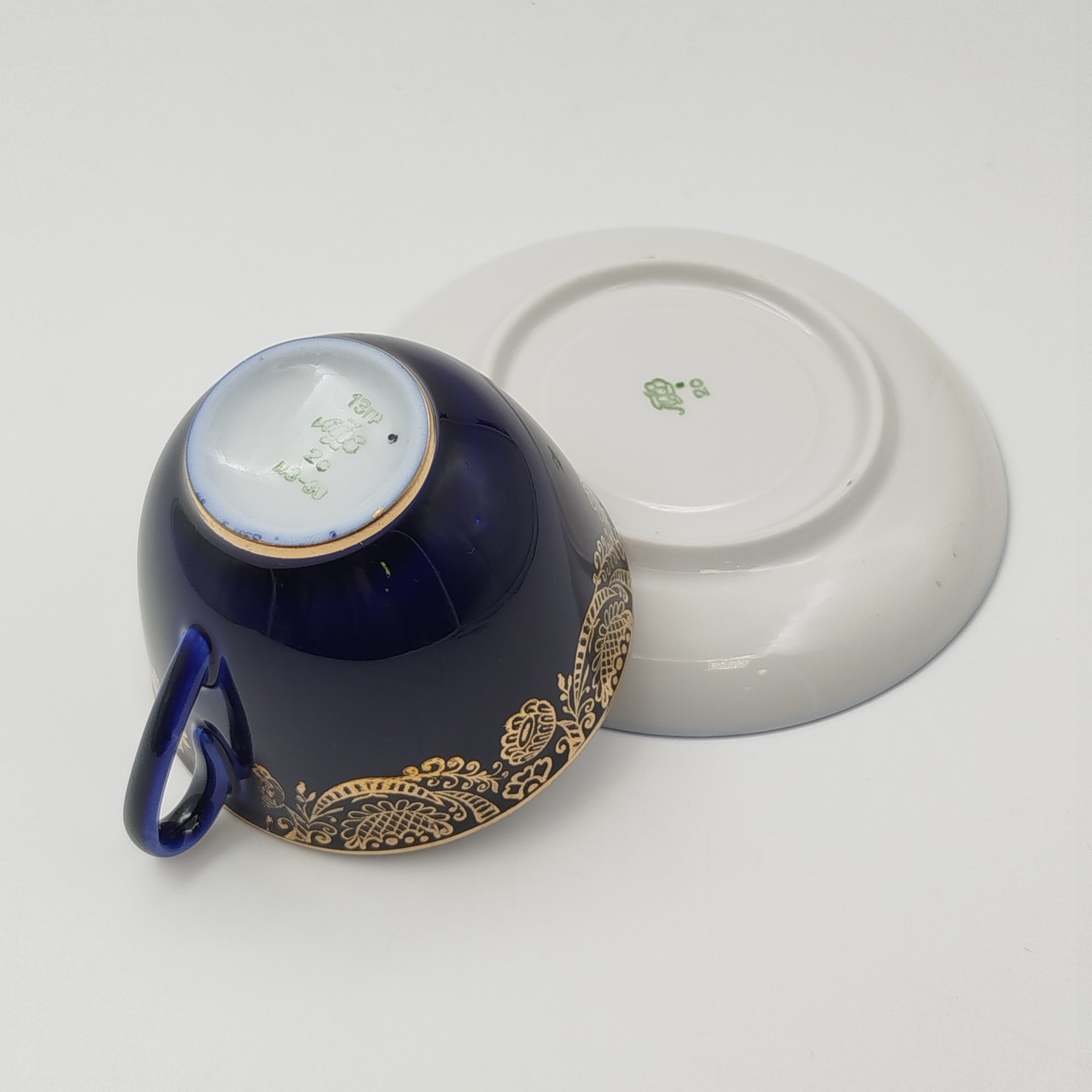 Чайная пара кобальтого оттенка, украшенная растительным декором, фарфор, крытье кобальтом, золочение, Ленинградский фарфоровый завод (ЛФЗ), СССР, 1970-1986 гг.