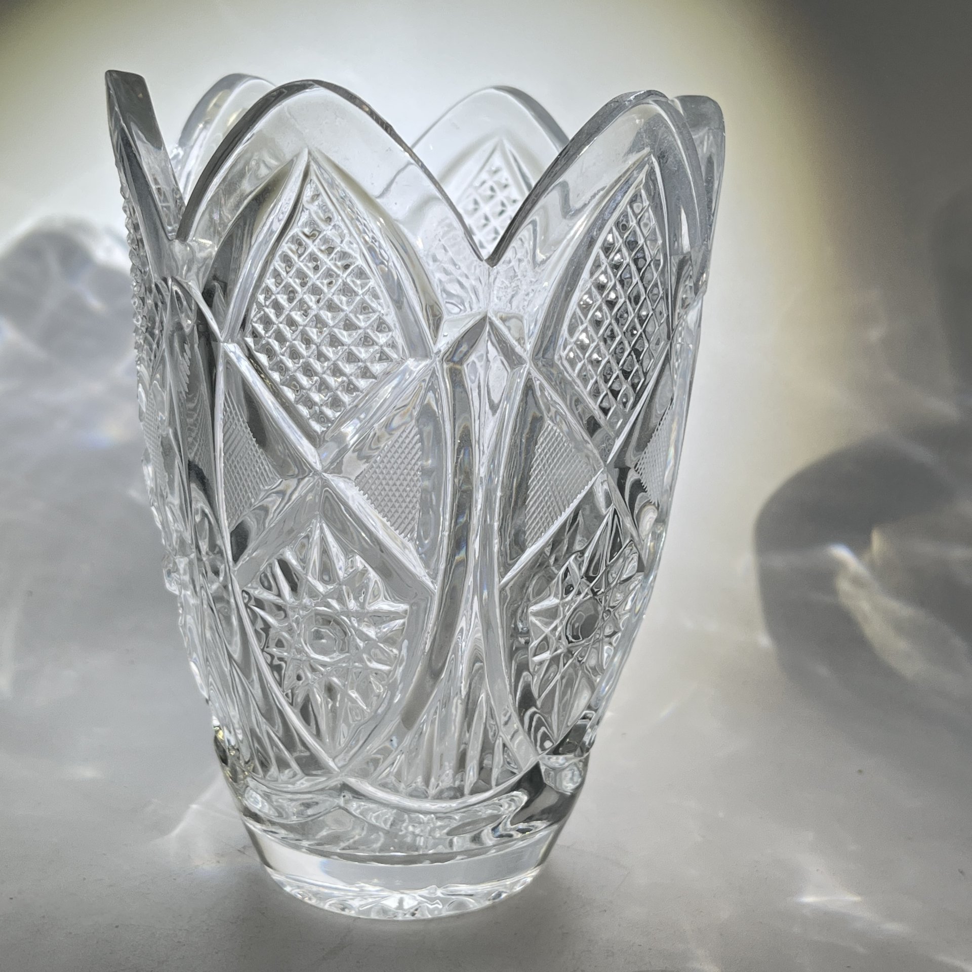 Ваза для цветочного букета в виде бутона тюльпана с резным декором, хрусталь, алмазная грань, СССР, 1970-1990 гг.