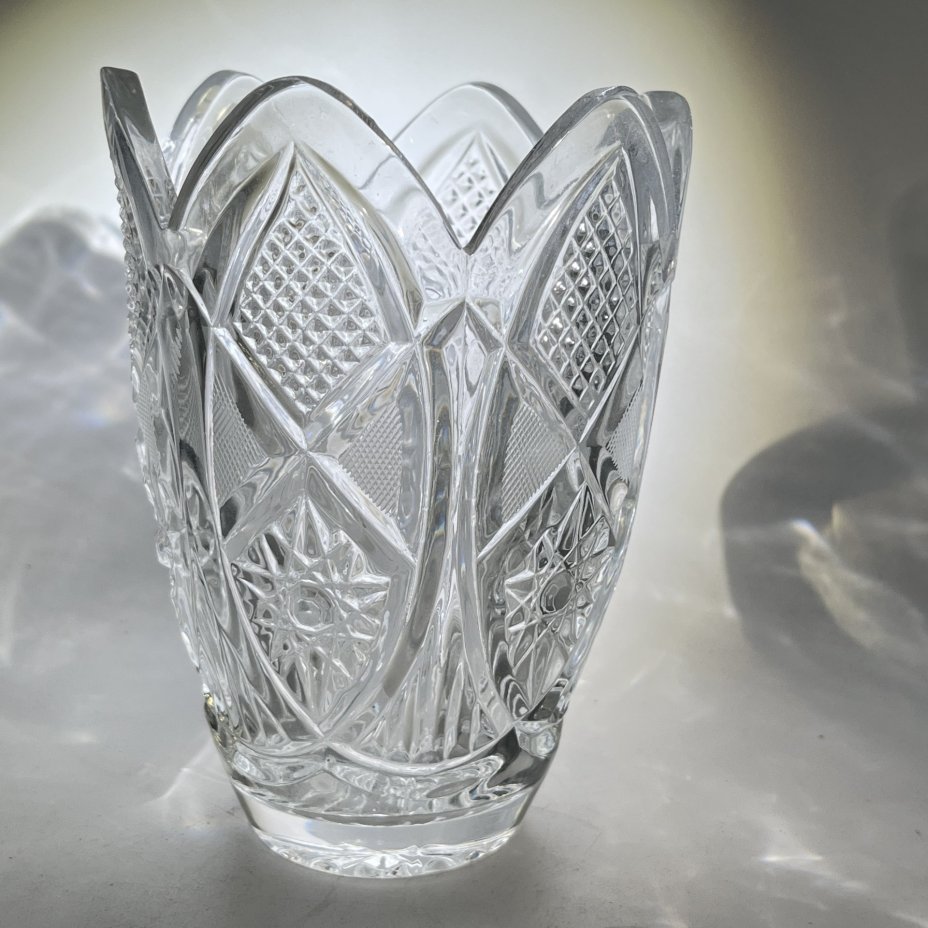 Ваза для цветочного букета в виде бутона тюльпана с резным декором, хрусталь, алмазная грань, СССР, 1970-1990 гг.