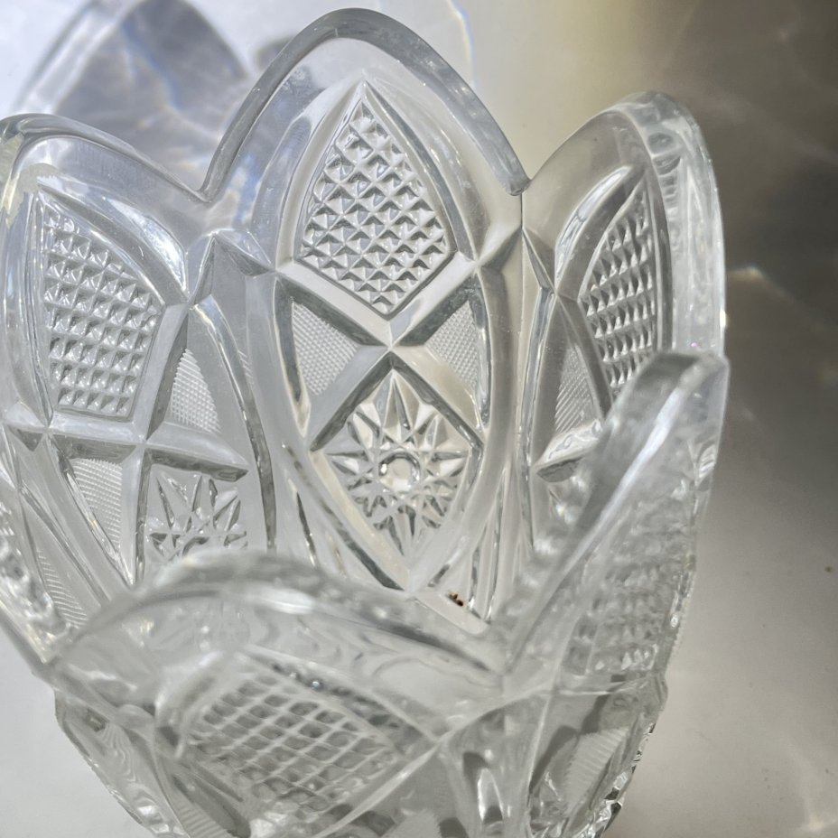 Ваза для цветочного букета в виде бутона тюльпана с резным декором