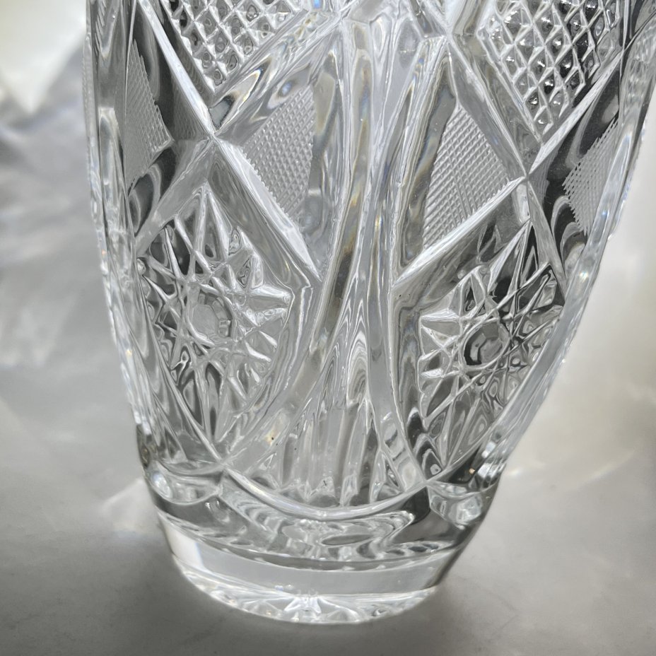 Ваза для цветочного букета в виде бутона тюльпана с резным декором