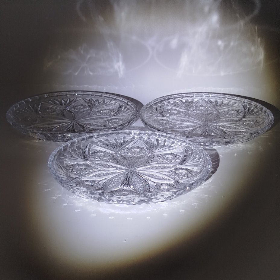 Набор из 3-х блюдец (тарелок), декорированных рельефным геометрическим декором, стекло, пресс, резьба, СССР, 1970-1990 гг.