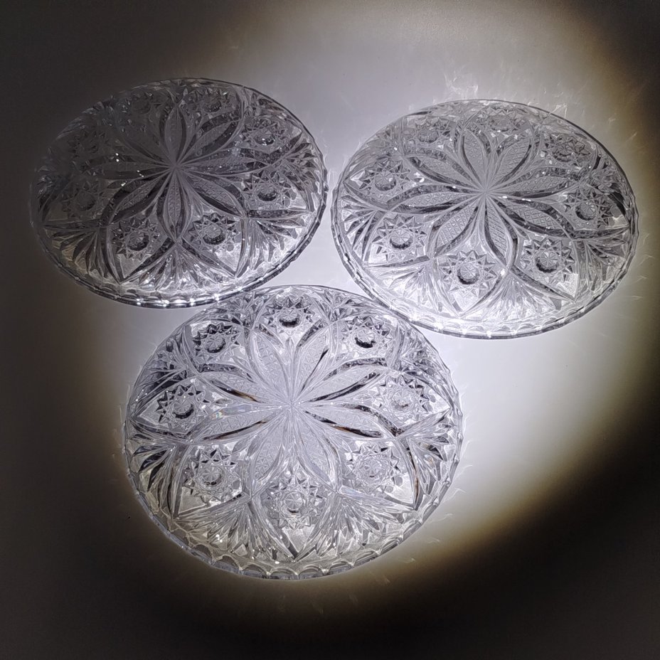 Набор из 3-х блюдец (тарелок), декорированных рельефным геометрическим декором, стекло, пресс, резьба, СССР, 1970-1990 гг.