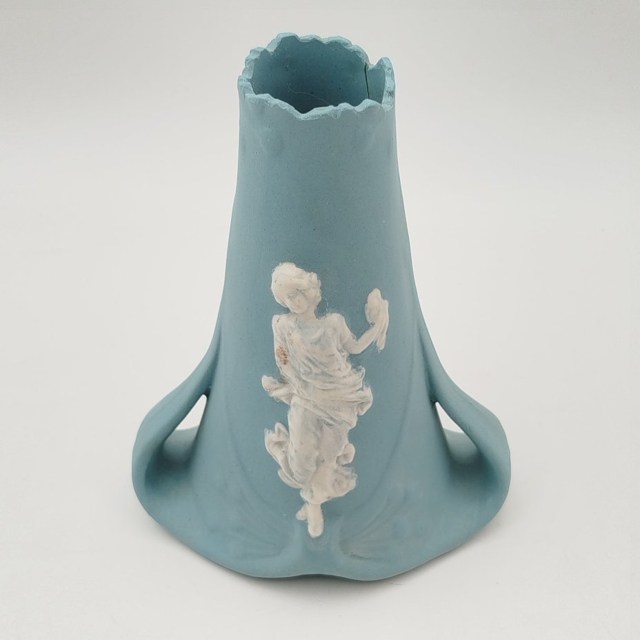 Ваза в стиле  модерн с изображением полуобнаженной девушки
