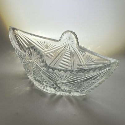 Салатник-ладья с резным геометрическим декором