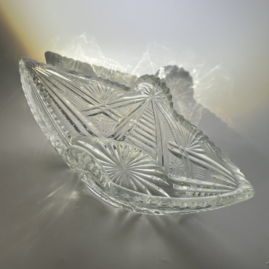 Салатник-ладья с резным геометрическим декором