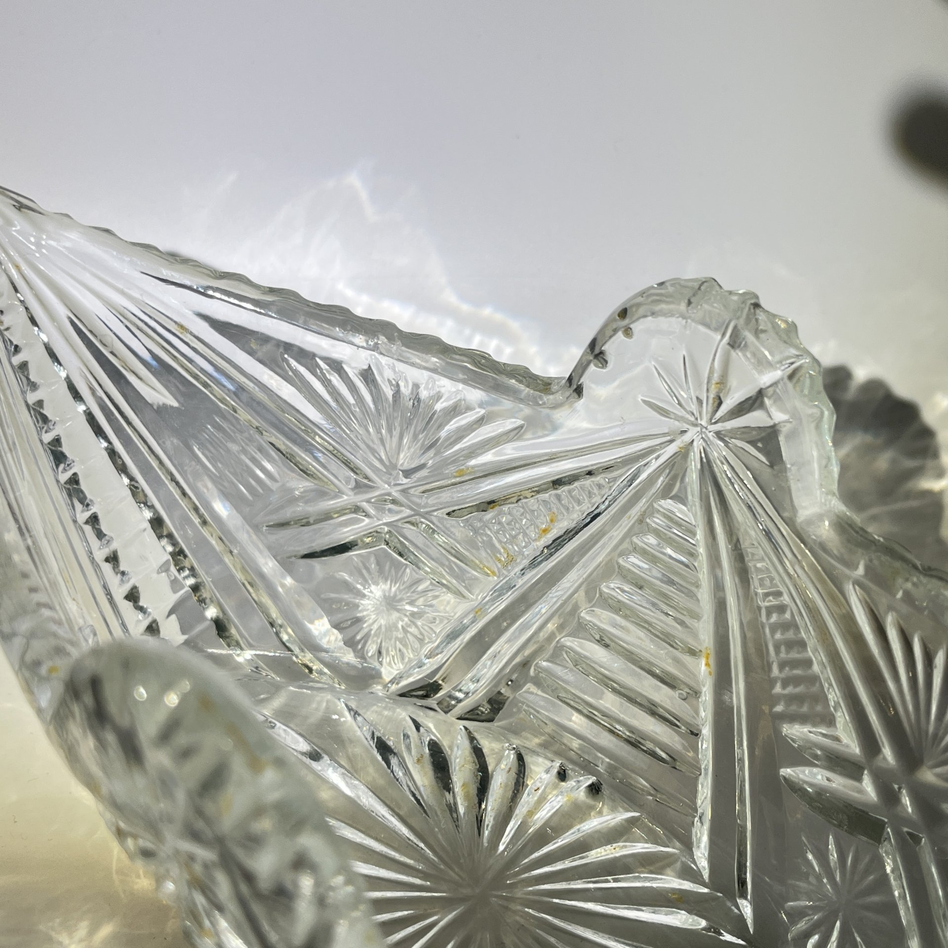 Салатник-ладья с резным геометрическим декором