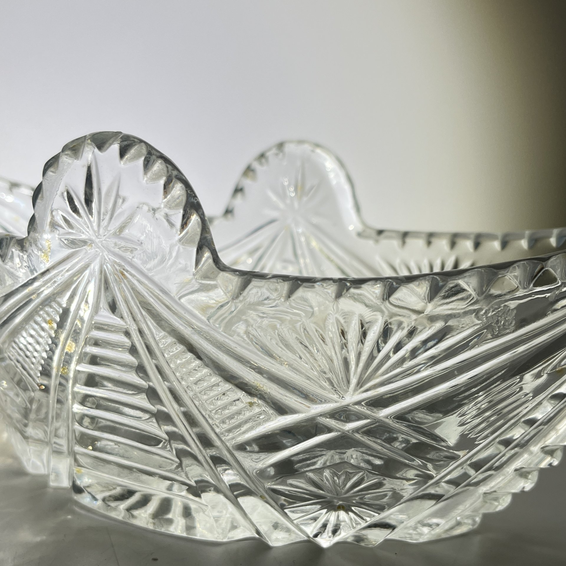 Салатник-ладья с резным геометрическим декором