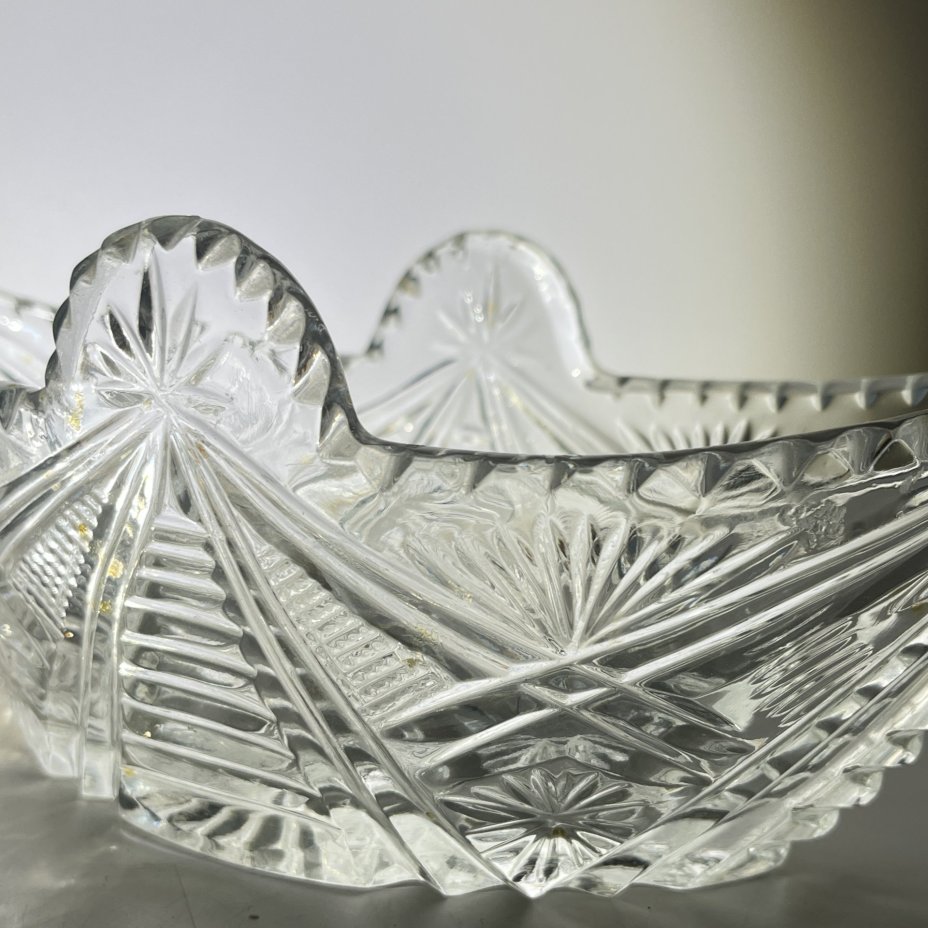 Салатник-ладья с резным геометрическим декором