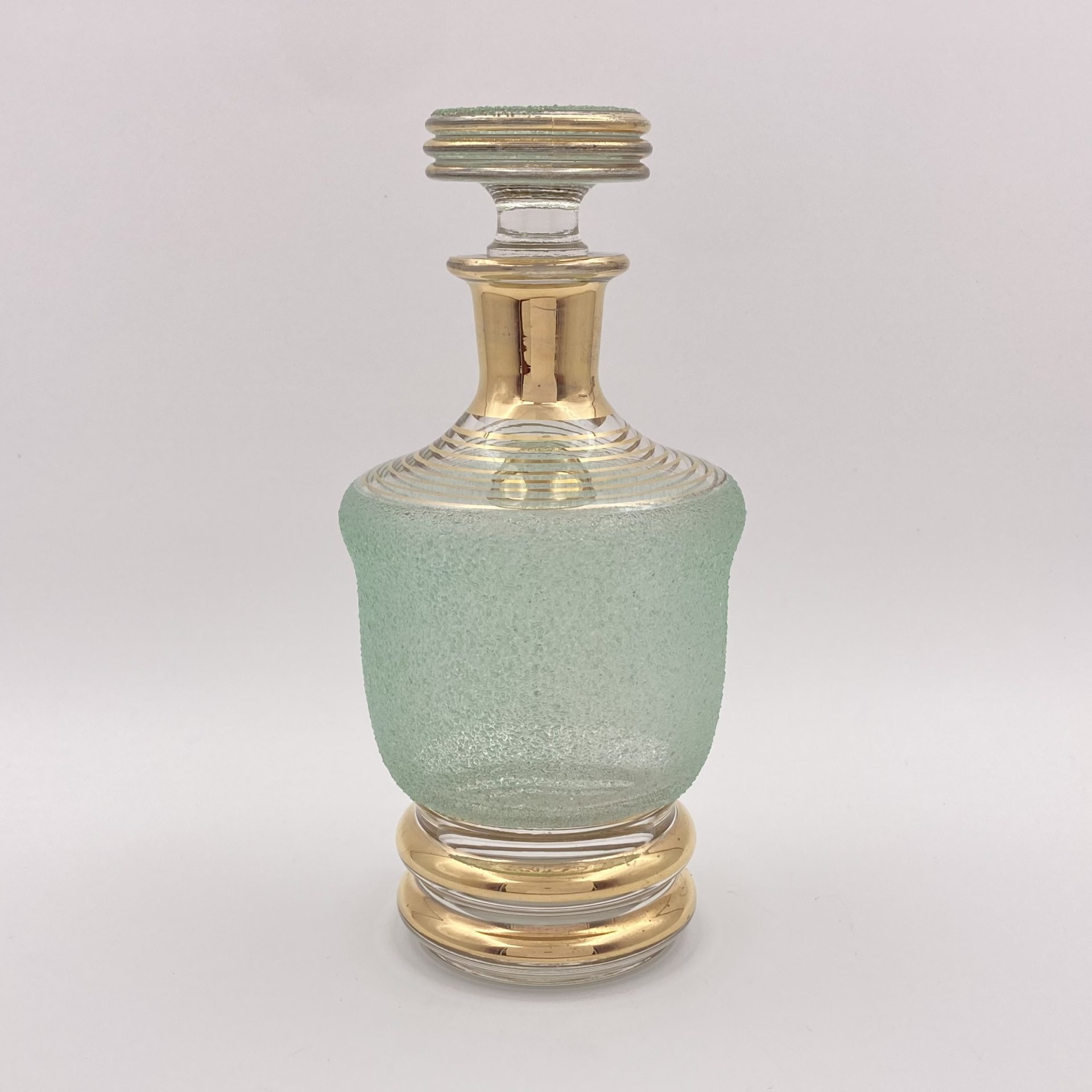 Штоф для подачи крепких спиртных напитков, декорированный обсыпкой из стеклянной крошки зелёного цвета, автор Н.А. Воинов, Завод «Красный Гигант»