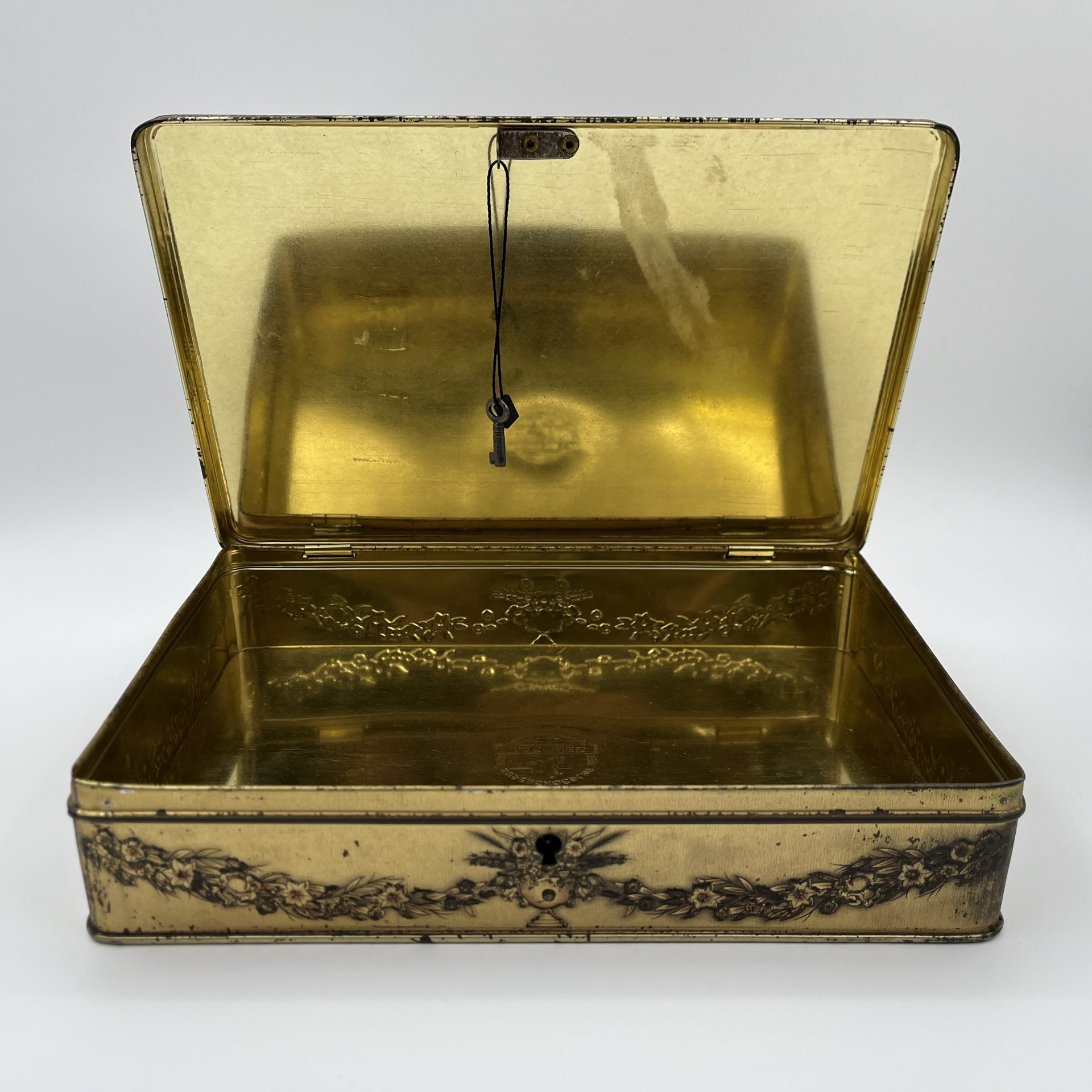 Коробка подарочная (с ключом) Jacoues SuperChocolat, украшенная хромолитографией картины Жана-Батиста  Маду "Вопрос судьбы"