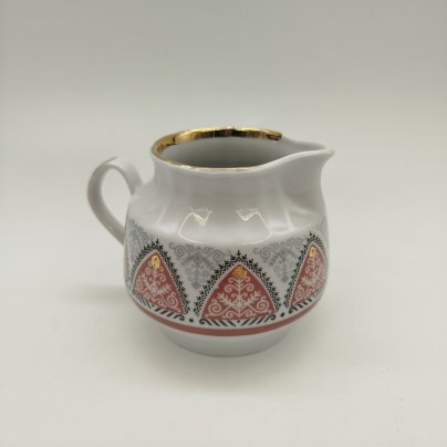 Молочник украшенный растительным декором в народном стиле, фарфор, деколь, золочение, Рижский фарфорово-фаянсовый завод, СССР, 1970-1980 гг.