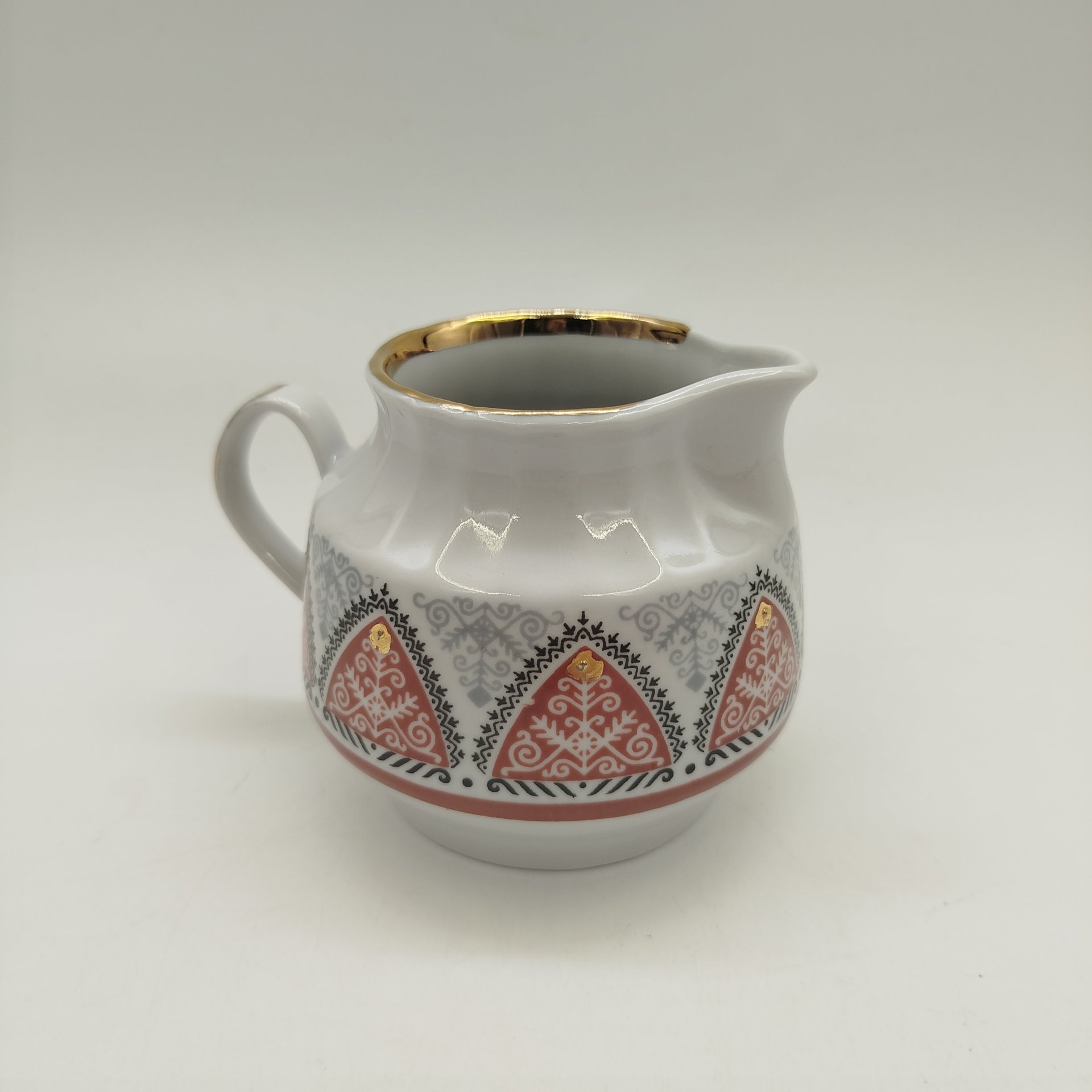 Молочник украшенный растительным декором в народном стиле, фарфор, деколь, золочение, Рижский фарфорово-фаянсовый завод, СССР, 1970-1980 гг.