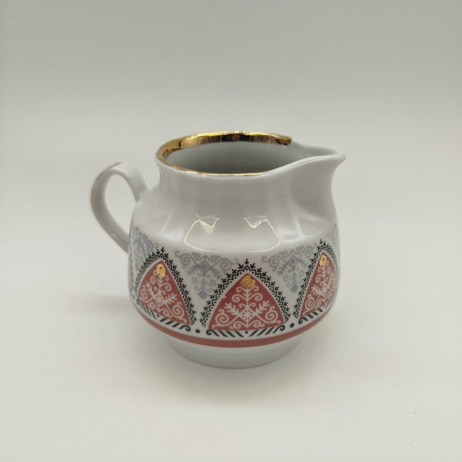 Молочник украшенный растительным декором в народном стиле, фарфор, деколь, золочение, Рижский фарфорово-фаянсовый завод, СССР, 1970-1980 гг.
