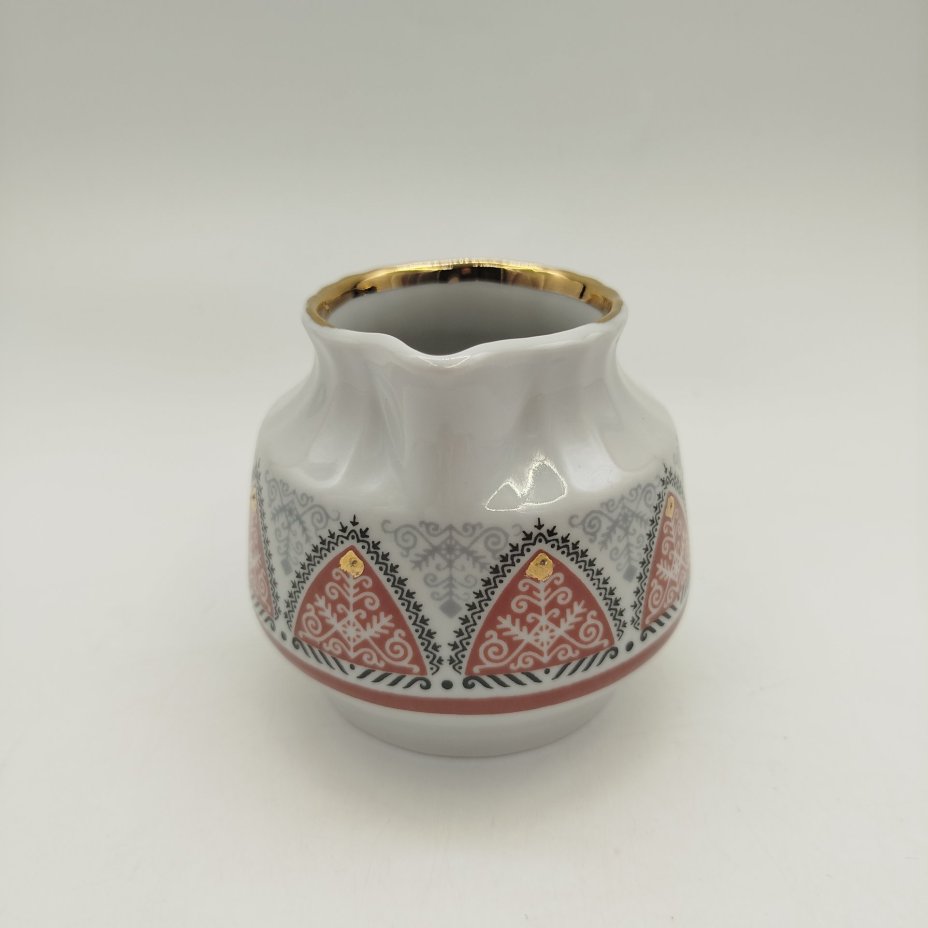 Молочник украшенный растительным декором в народном стиле, фарфор, деколь, золочение, Рижский фарфорово-фаянсовый завод, СССР, 1970-1980 гг.