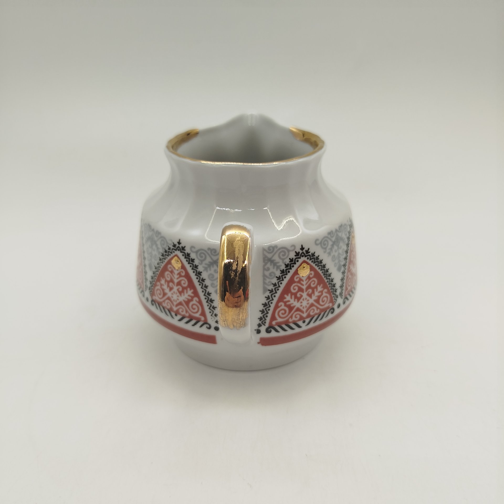 Молочник украшенный растительным декором в народном стиле, фарфор, деколь, золочение, Рижский фарфорово-фаянсовый завод, СССР, 1970-1980 гг.