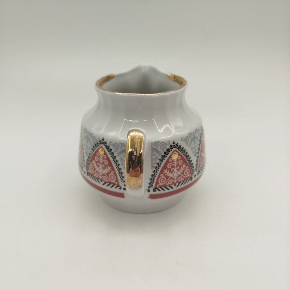 Молочник украшенный растительным декором в народном стиле, фарфор, деколь, золочение, Рижский фарфорово-фаянсовый завод, СССР, 1970-1980 гг.