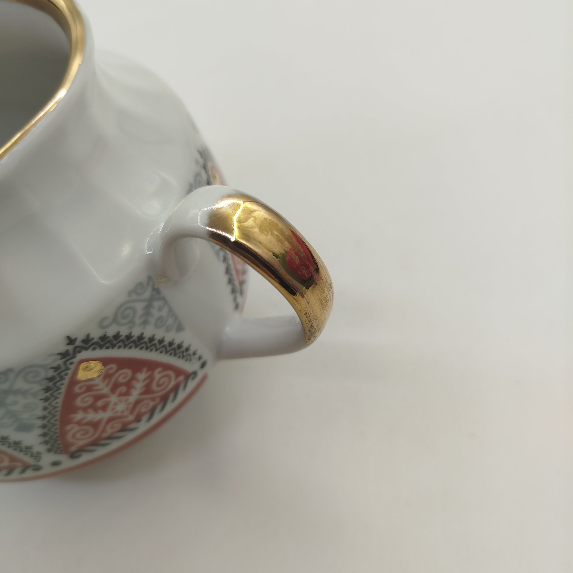 Молочник украшенный растительным декором в народном стиле, фарфор, деколь, золочение, Рижский фарфорово-фаянсовый завод, СССР, 1970-1980 гг.